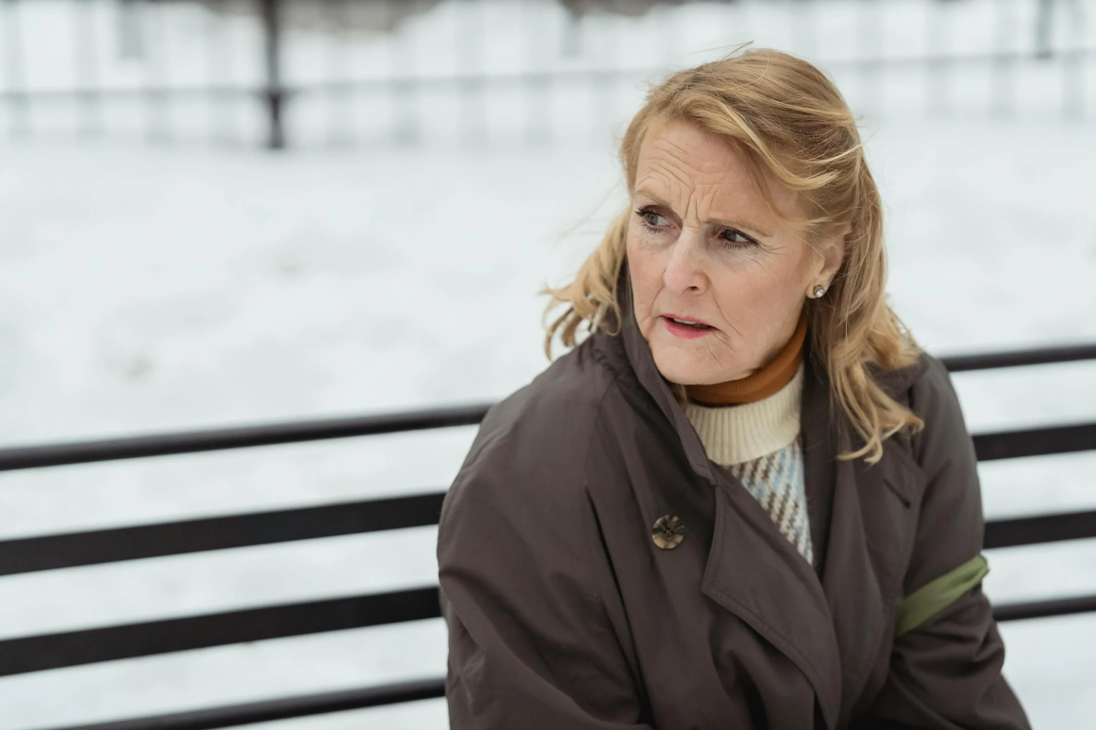 Une femme assise dans son manteau | Source : Pexels