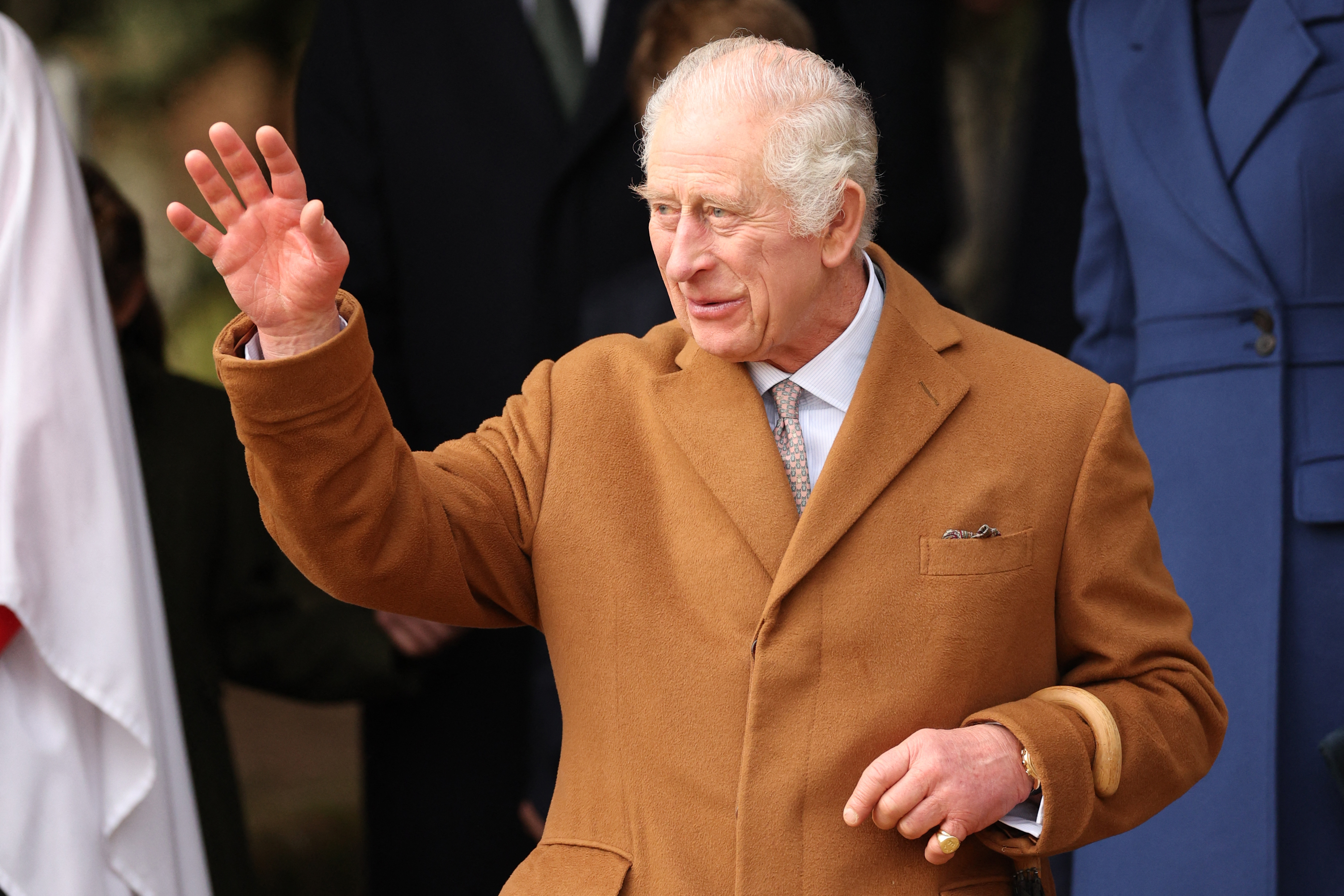 Le roi Charles III salue les sympathisants après avoir assisté au service traditionnel de la famille royale le jour de Noël à l'église St Mary Magdalene sur le domaine de Sandringham, dans l'est de l'Angleterre, le 25 décembre 2023 | Source : Getty Images