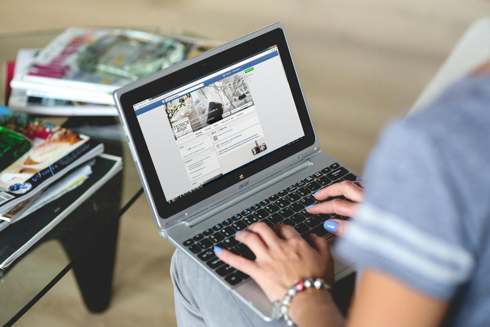 Utilisation de facebook sur un ordinateur portable | Source : Pexels