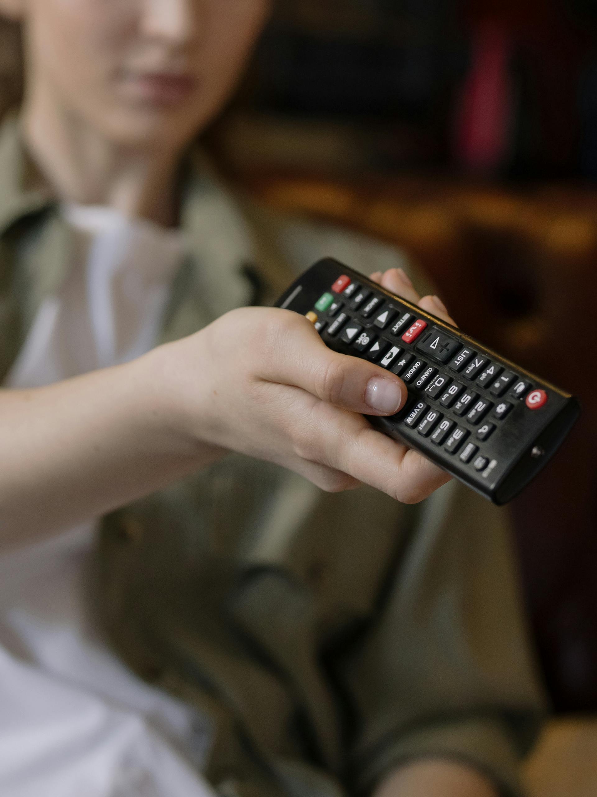 Un homme qui regarde la télévision | Source : Pexels