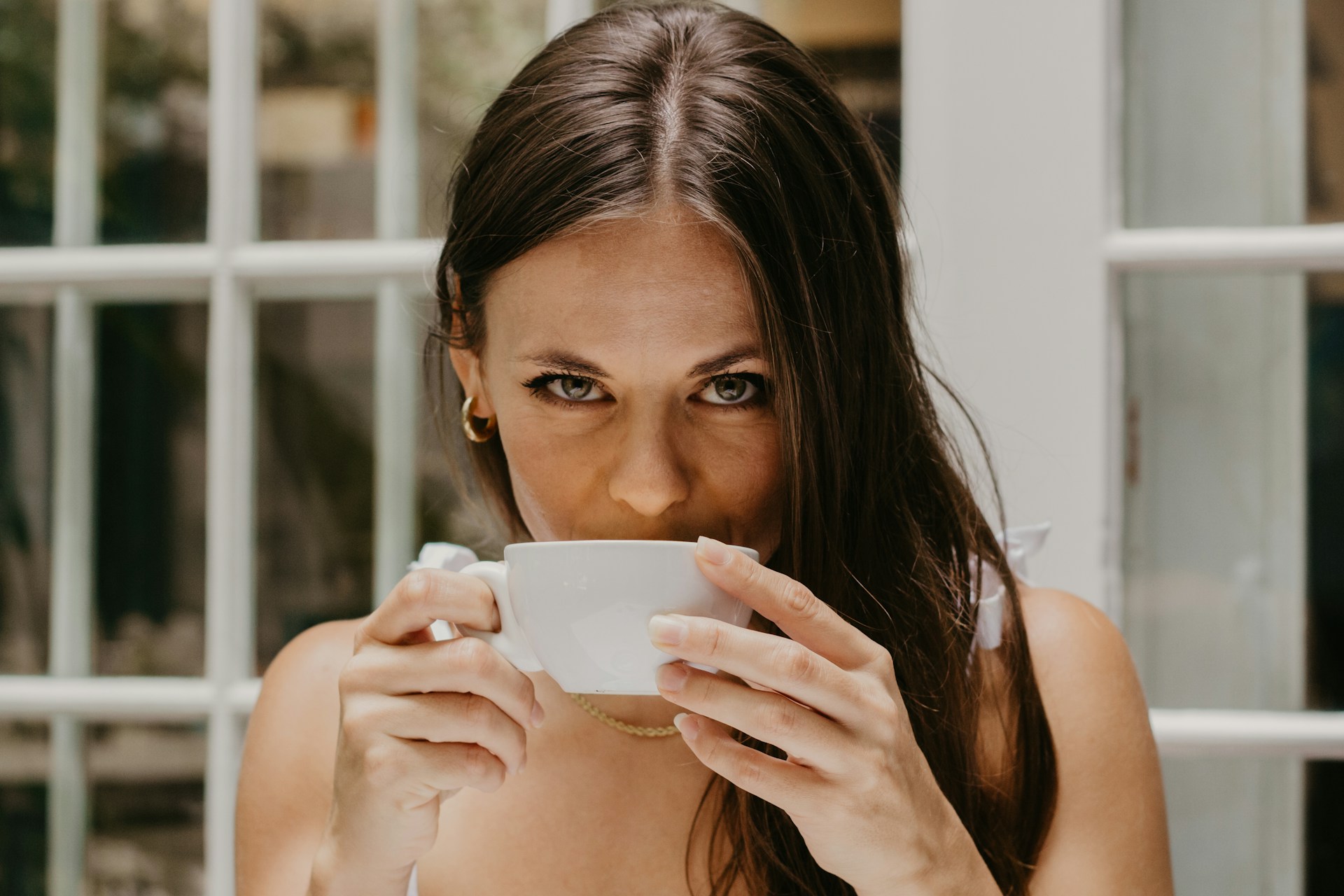 Une femme buvant une tasse de café | Source : Unsplash