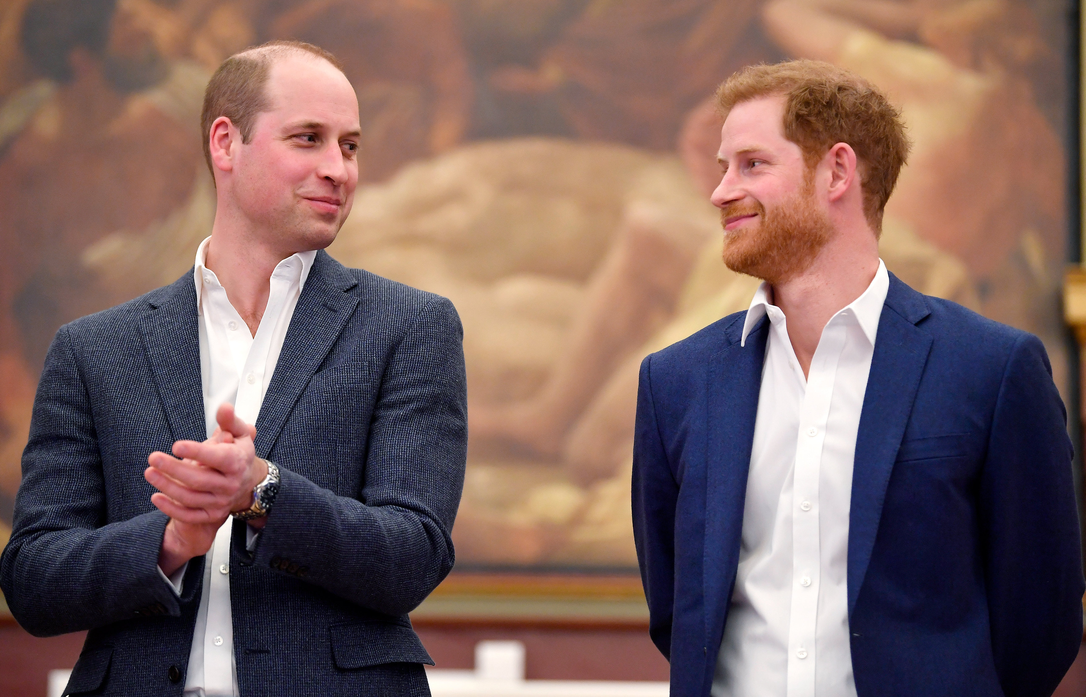 Le prince William et le prince Harry assistent à l'inauguration du centre sportif Greenhouse, le 26 avril 2018, à Londres, en Angleterre. | Source : Getty Images