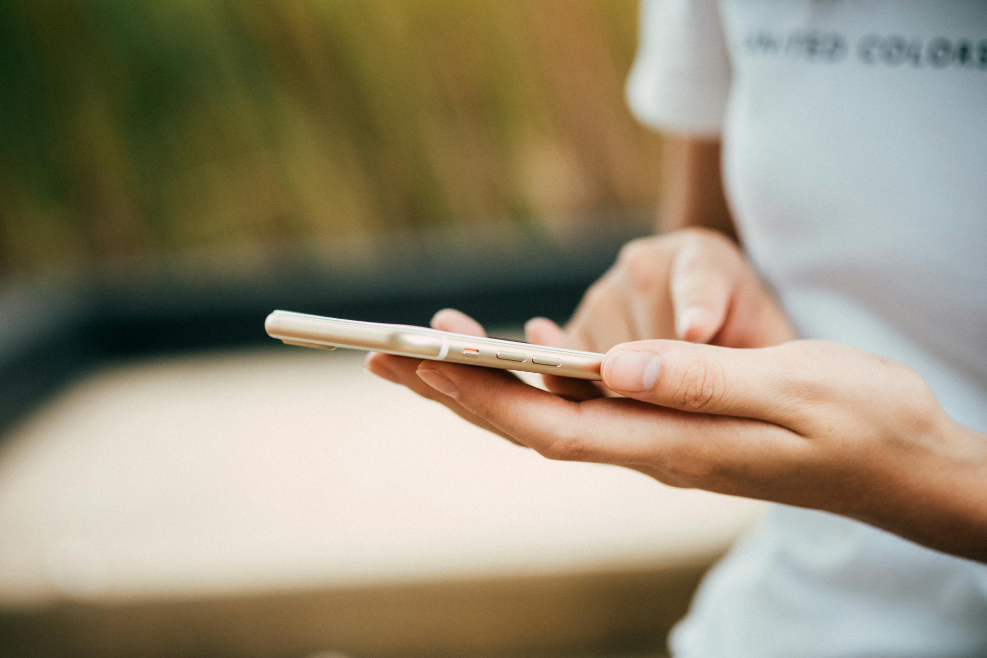 Une femme faisant défiler des informations sur un téléphone portable | Source : Pexels