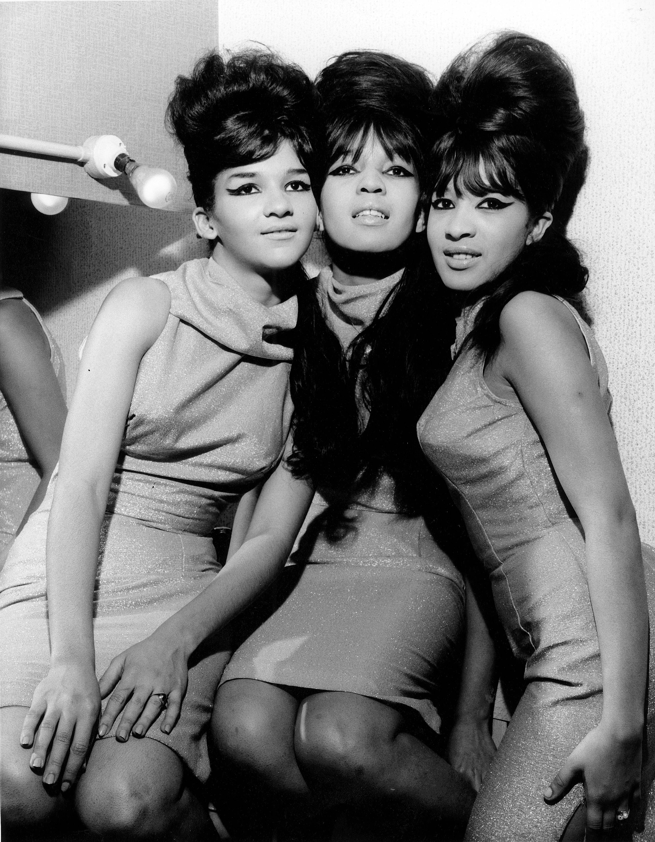 Les « Ronettes » posent pour un portrait en 1964 | Source: Getty Images
