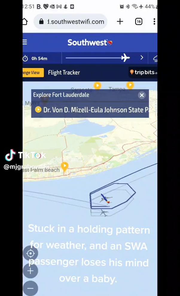 Un vol de Southwest Airlines était en attente lorsqu'un passager furieux a continué à crier au sujet d'un bébé qui pleurait à bord : TikTok/mjgrabowski