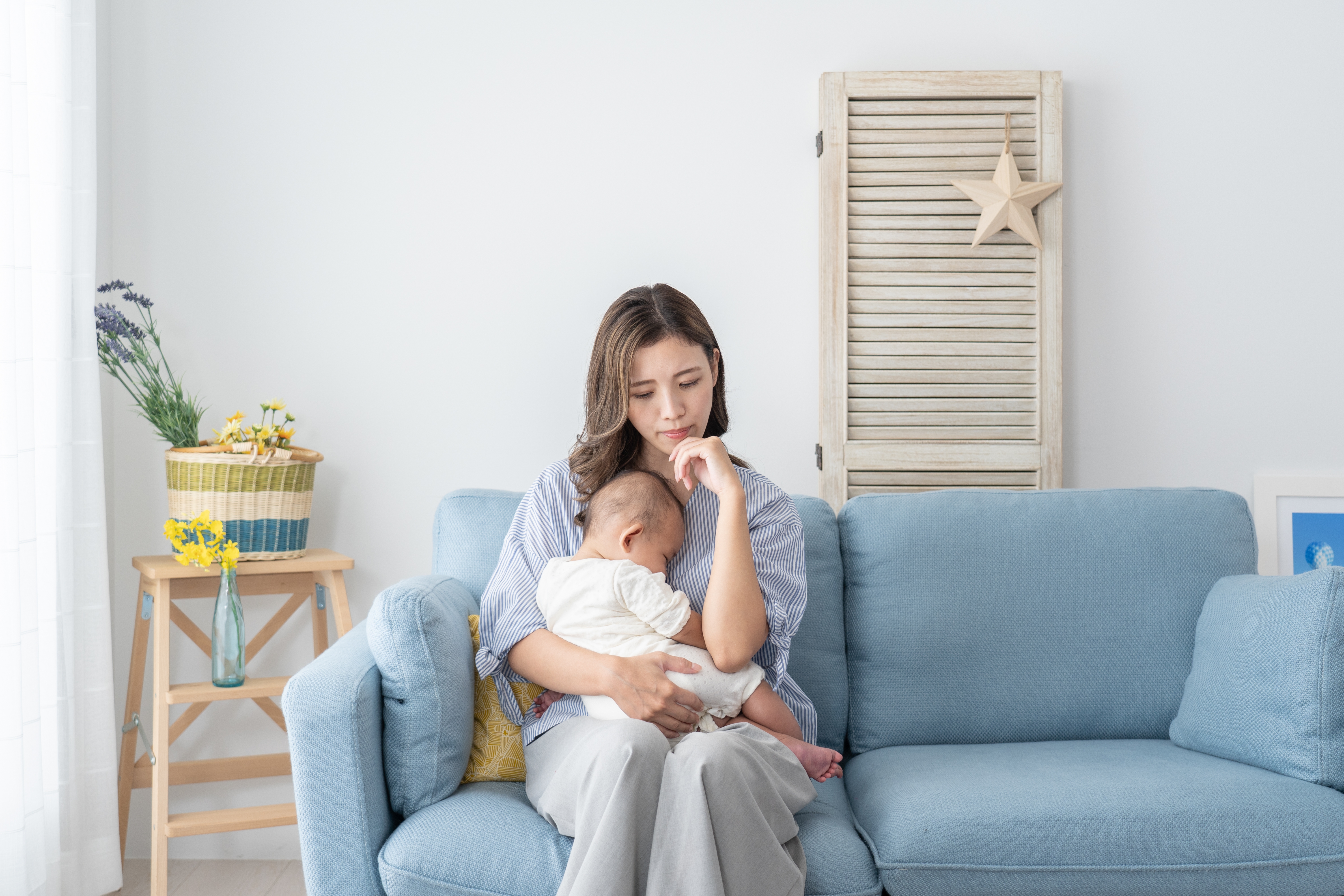 Une femme assise avec un bébé | Source : Shutterstock
