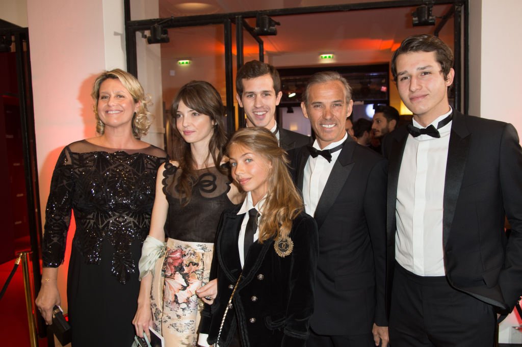 Luana Belmondo, Annabelle Waters Belmondo, Alessandro Belmondo, Stella Belmondo, Paul Belmondo et Victor Belmondo assistent à la cérémonie des César Film Awards 2017 à la Salle Pleyel le 24 février 2017 à Paris, France. | Photo : Getty Images