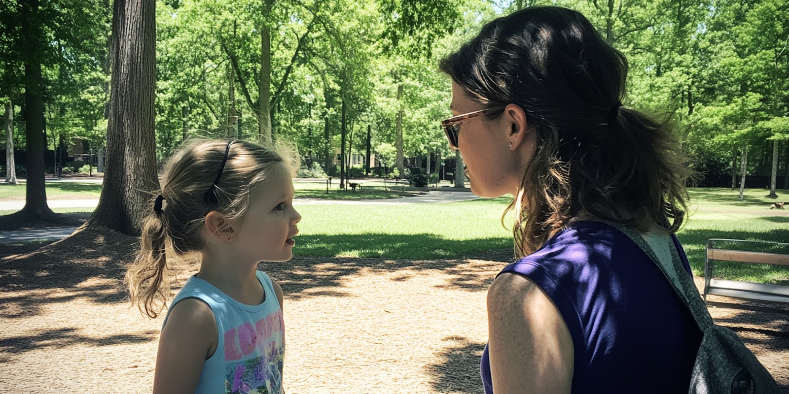 Une femme avec une petite fille | Source : Midjourney