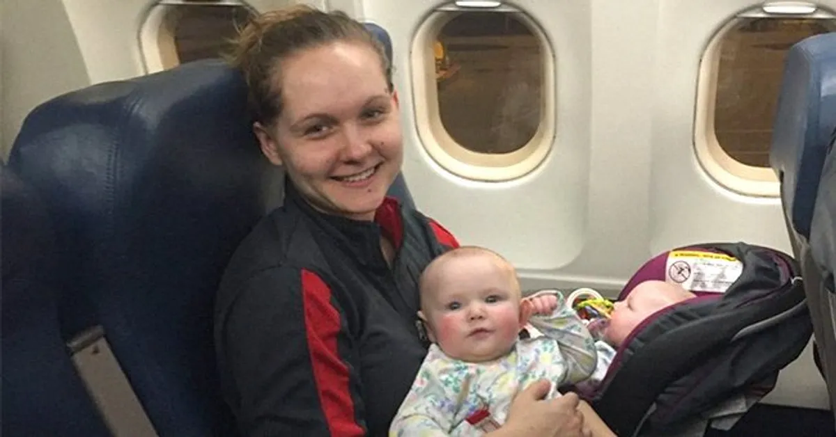 Molly Schultz tenant dans ses bras ses jumeaux de 7 mois, assise dans un avion. │Source : instagram.com/triedandtruemama