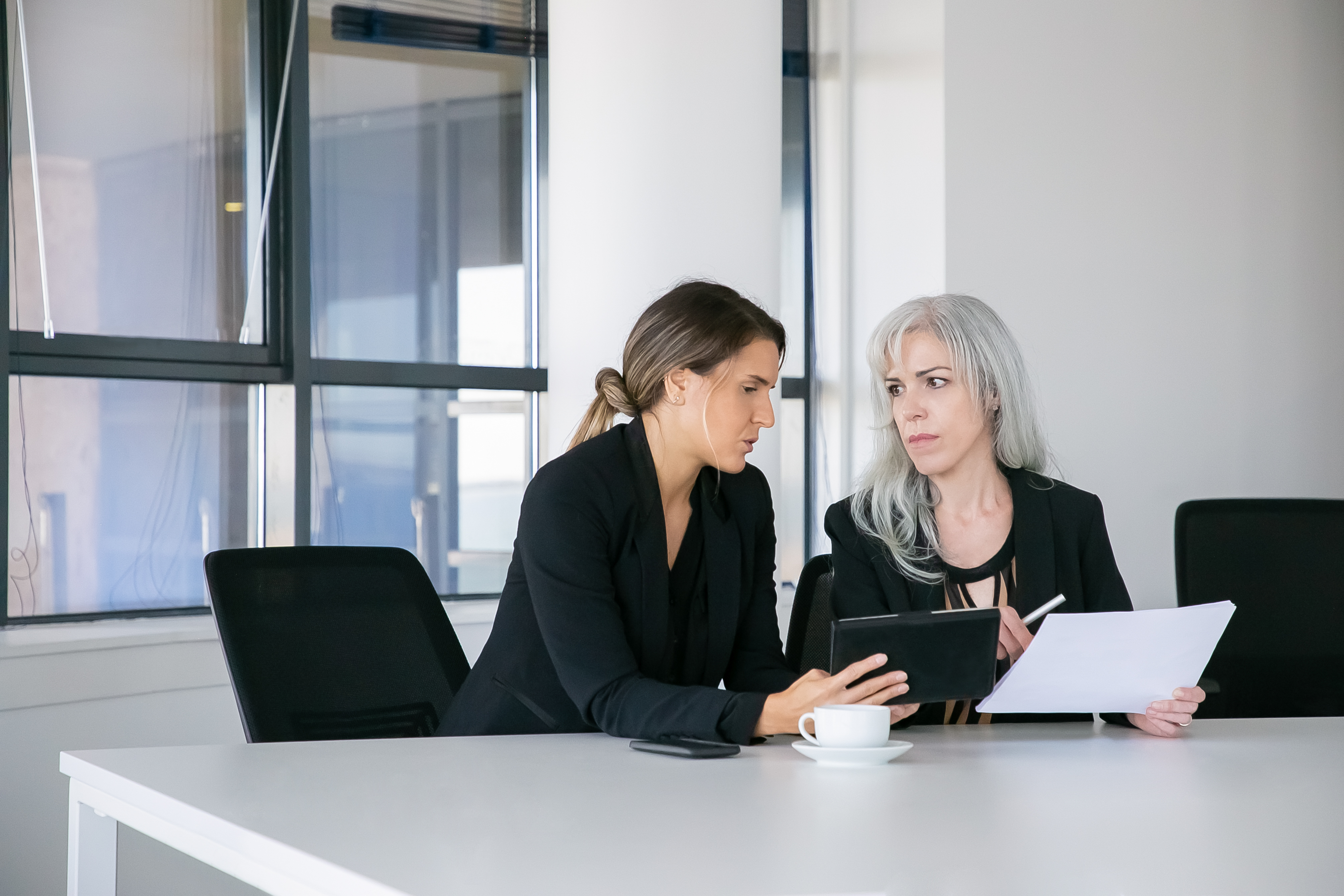 Un avocat discute avec une femme | Source : Freepik