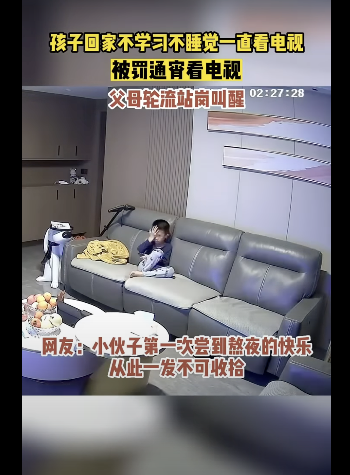 Le garçon est photographié assis sur le canapé du salon. | Source : youtube.com/趣事大赏
