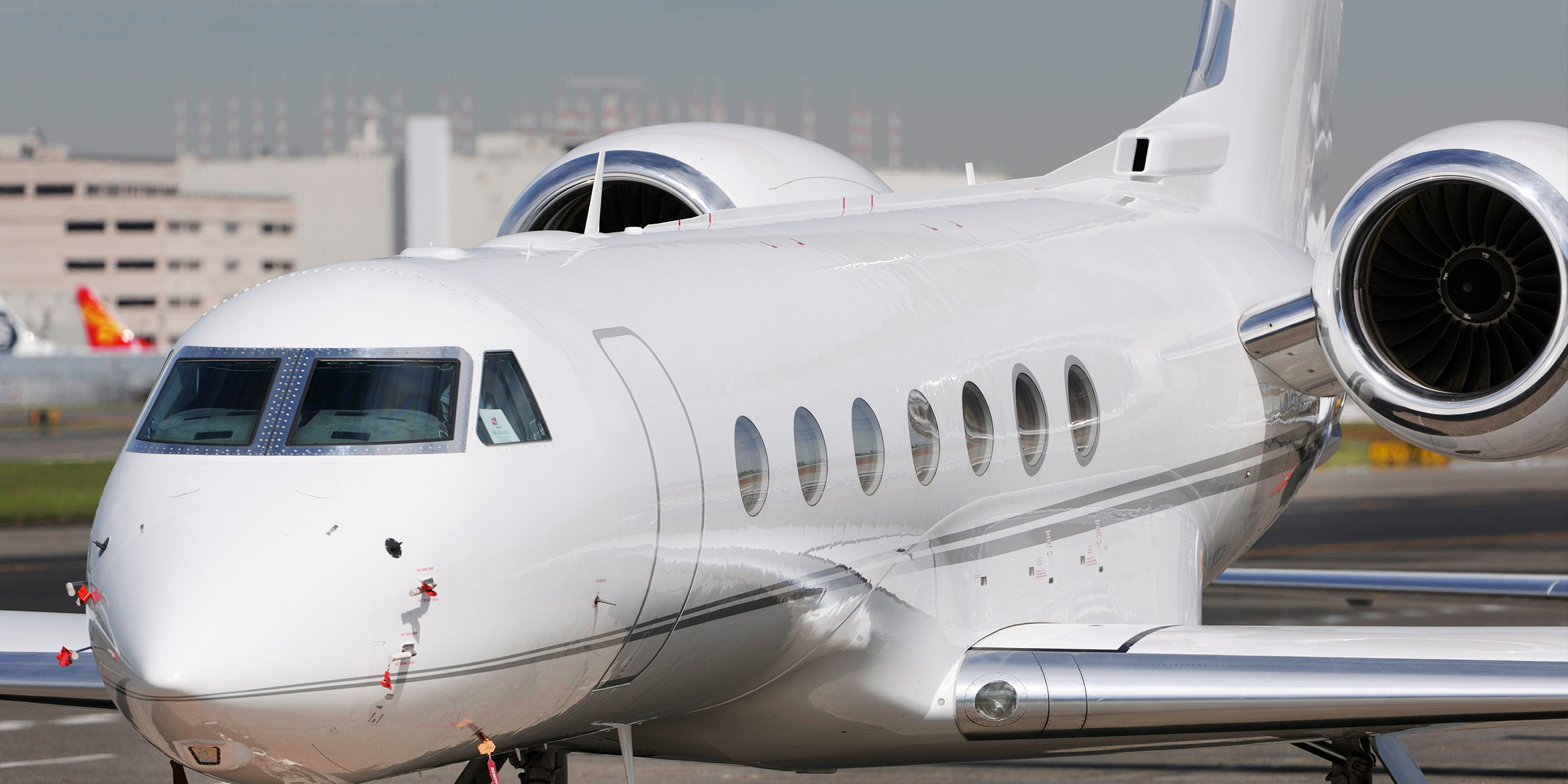 Un avion en stationnement | Source : Getty Images