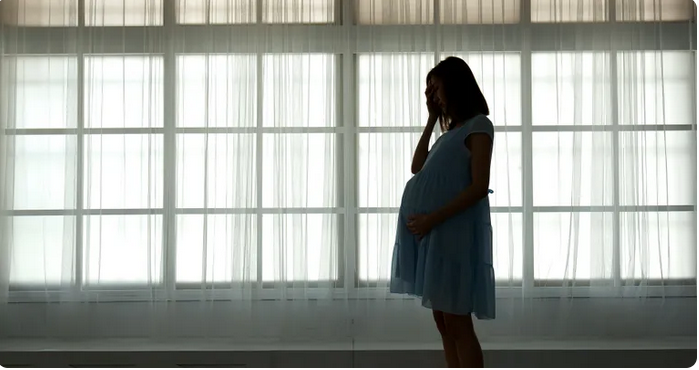 Silhouette d'une femme enceinte triste | Source : Shutterstock