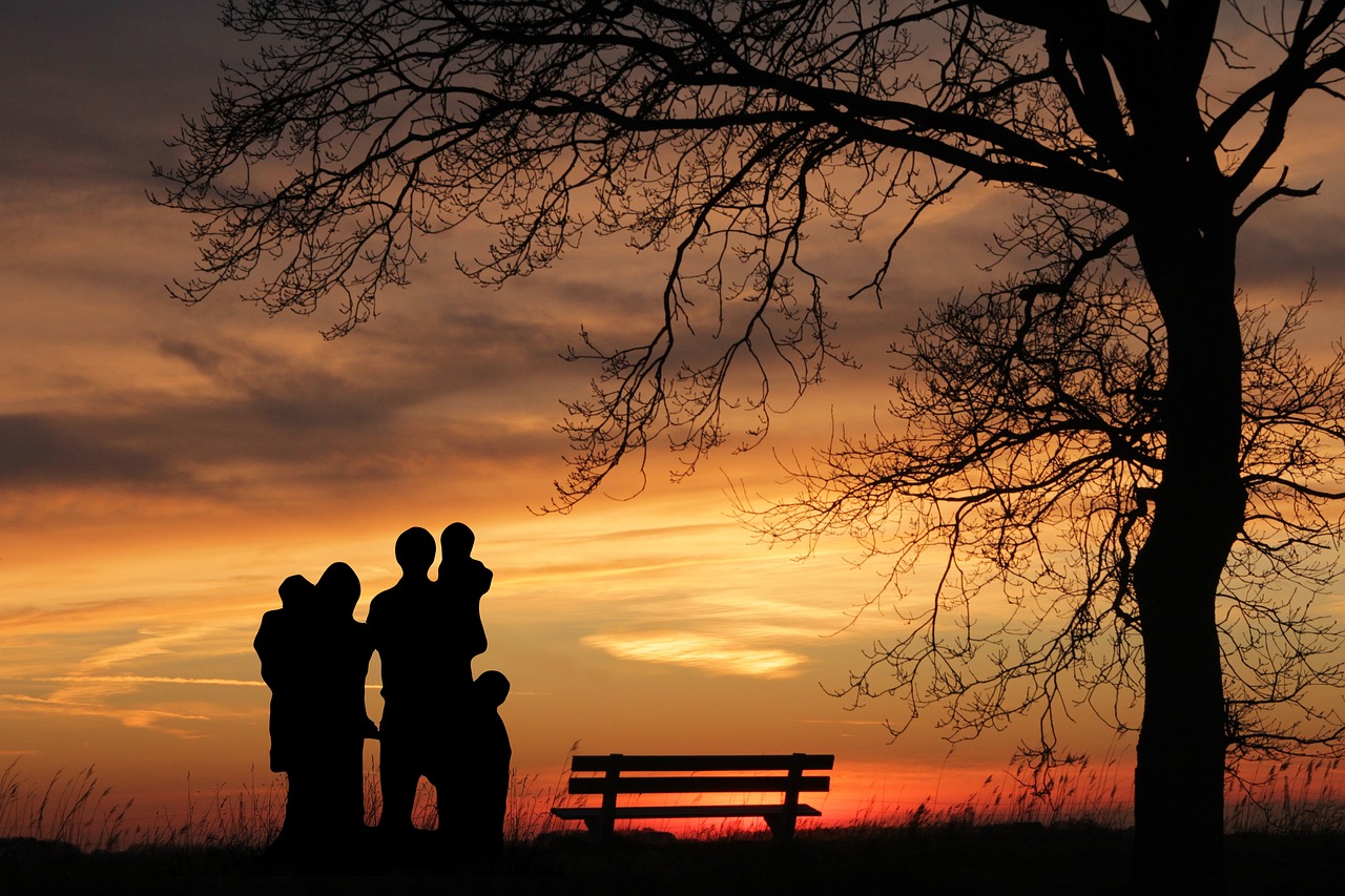 Une famille qui regarde le coucher de soleil | Source : Pixabay