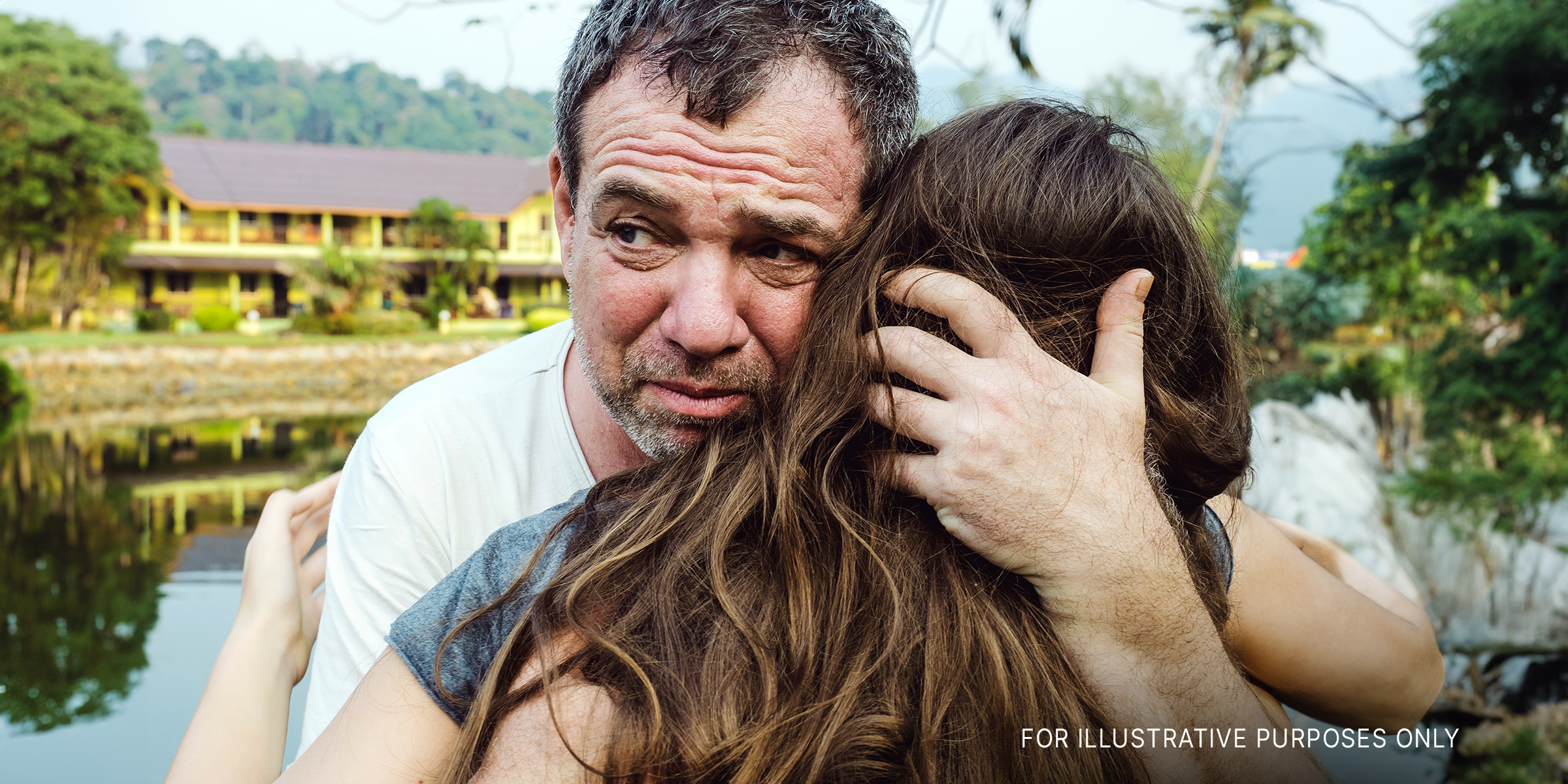 Un père bouleversé réconforte sa fille en la prenant dans ses bras | Source : Shutterstock
