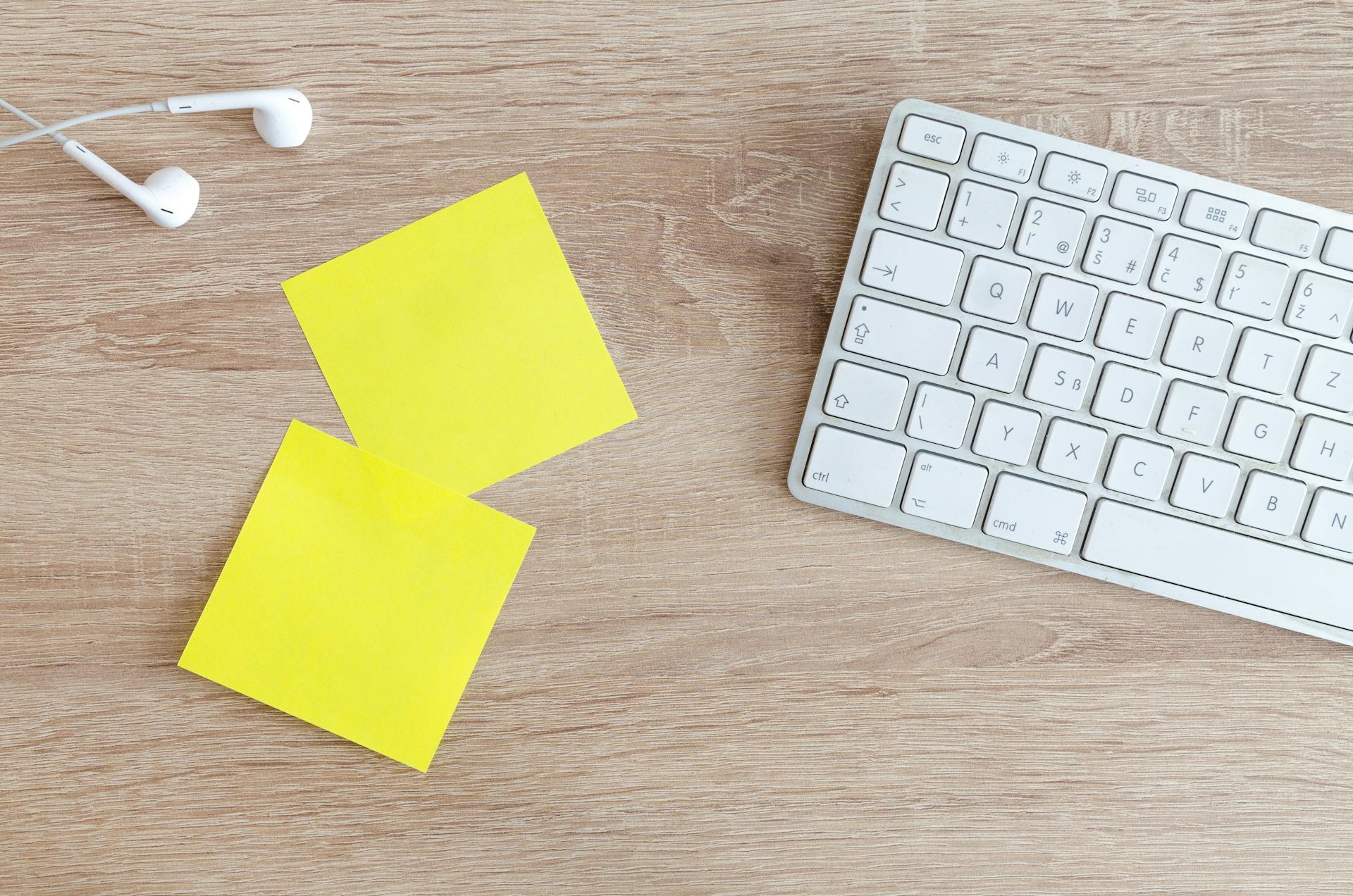 Un bloc de notes autocollantes jaunes sur un bureau | Source : Pexels