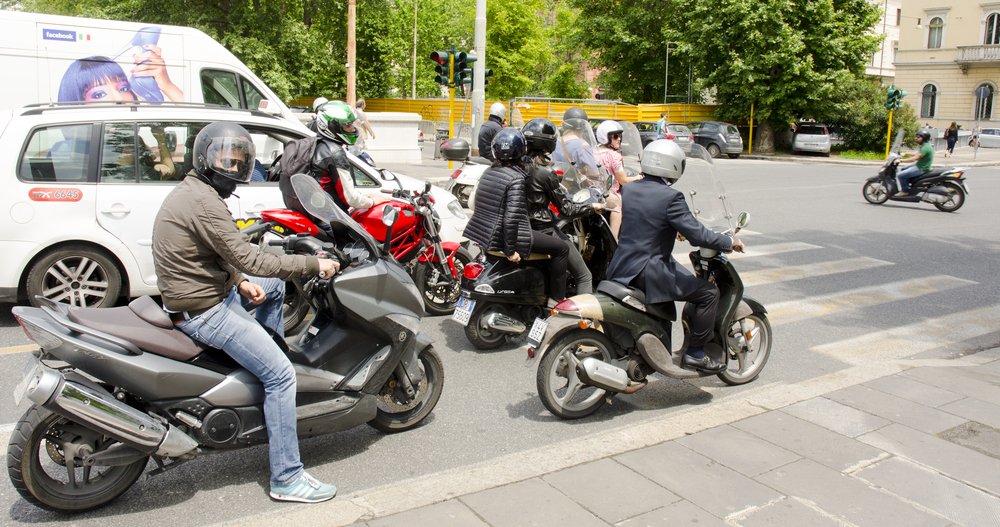 Des conducteurs d'engins à deux roues à un arrêt | Source : Shutterstock