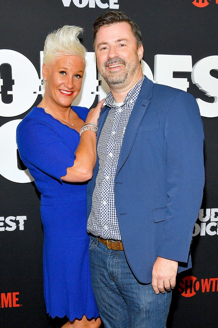 Anne Burrell et son mari Stuart Claxton lors de la première new-yorkaise du film "The Loudest Voice" au Paris Theatre, le 24 juin 2019 à New York. | Source : Getty Images