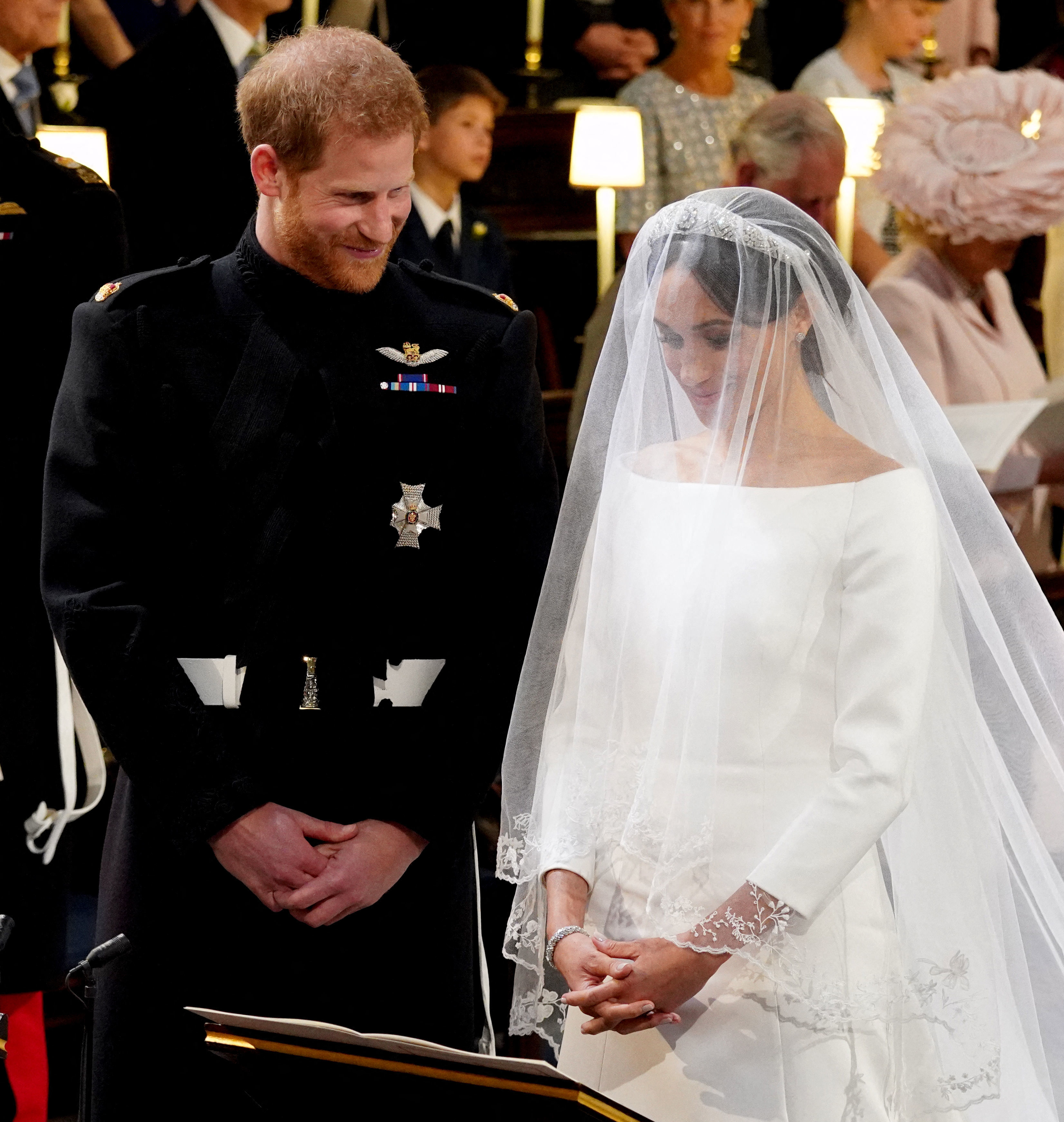 Le prince Harry et Meghan Markle au maître-autel lors de leur mariage à la chapelle Saint-Georges, au château de Windsor, le 19 mai 2018 | Source : Getty Images