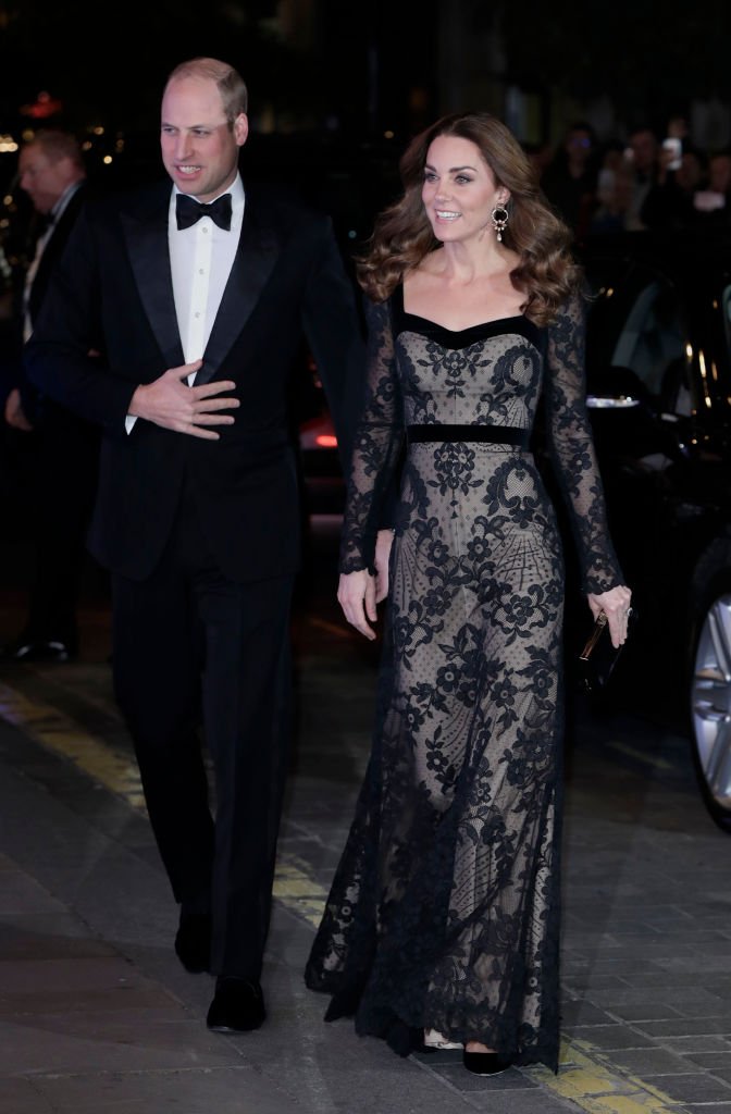 Prince William, duc de Cambridge et Catherine, duchesse de Cambridge assistent à la représentation royale au théâtre Palladium | Photo : Getty Images