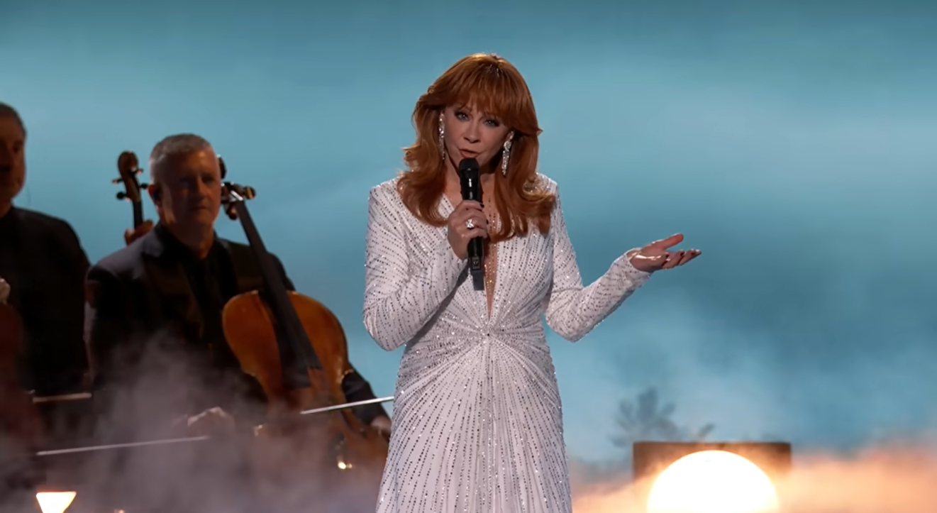 Reba McEntire interprète « Appalachian Memories » lors d'un hommage à Dolly Parton à la 78e cérémonie des Emmy Awards. | Source : YouTube/Television Academy