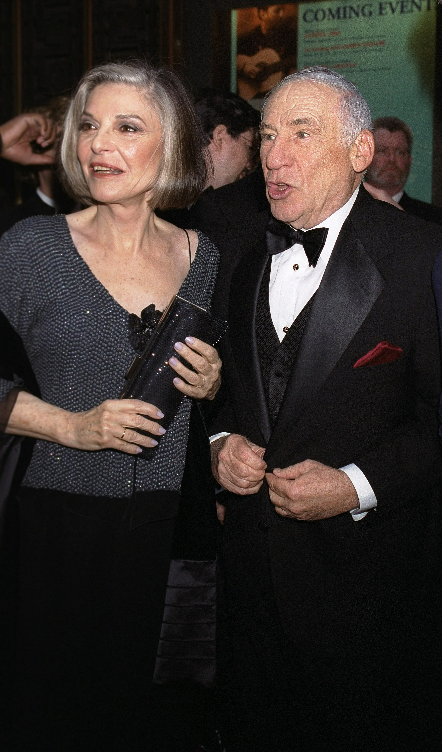 Mel Brooks et Anne Bancroft arrivent à la 55e cérémonie annuelle des Tony Awards le 3 juin 2001 | Source : Getty Images