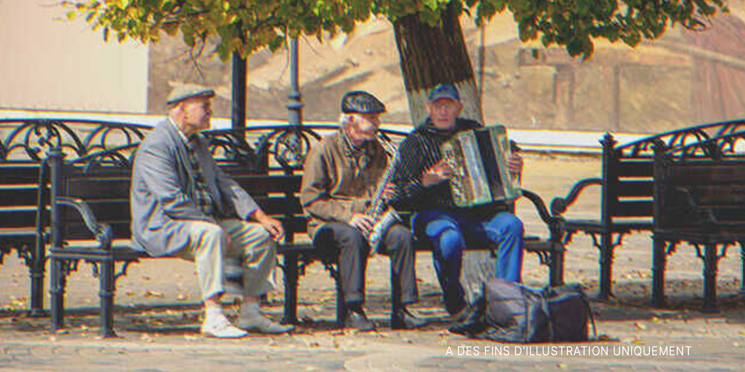 Trois hommes âgés jouant de la musique dans la rue | Source : Shutterstock