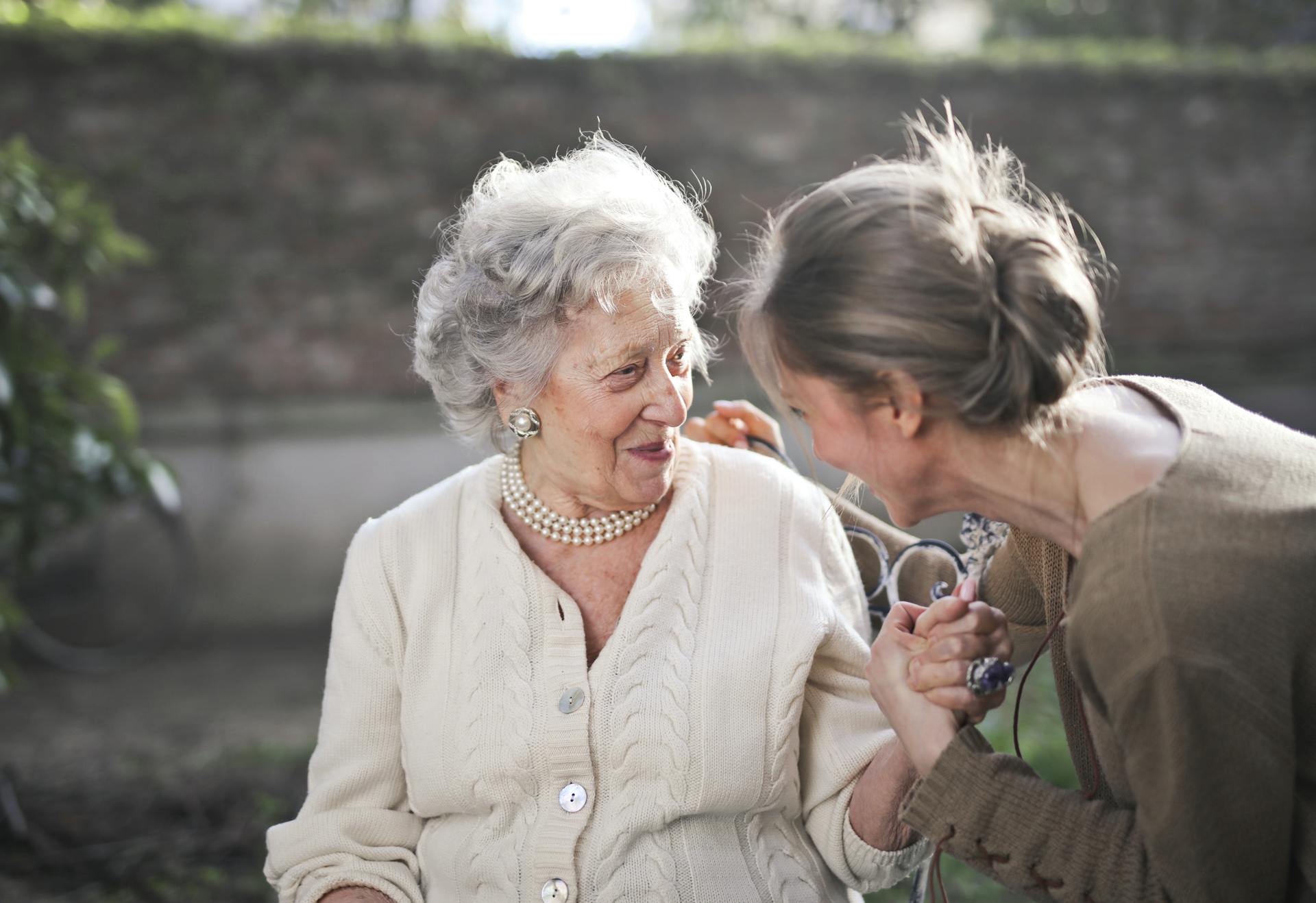 Une femme âgée souriante avec une femme plus jeune | Source : Pexels