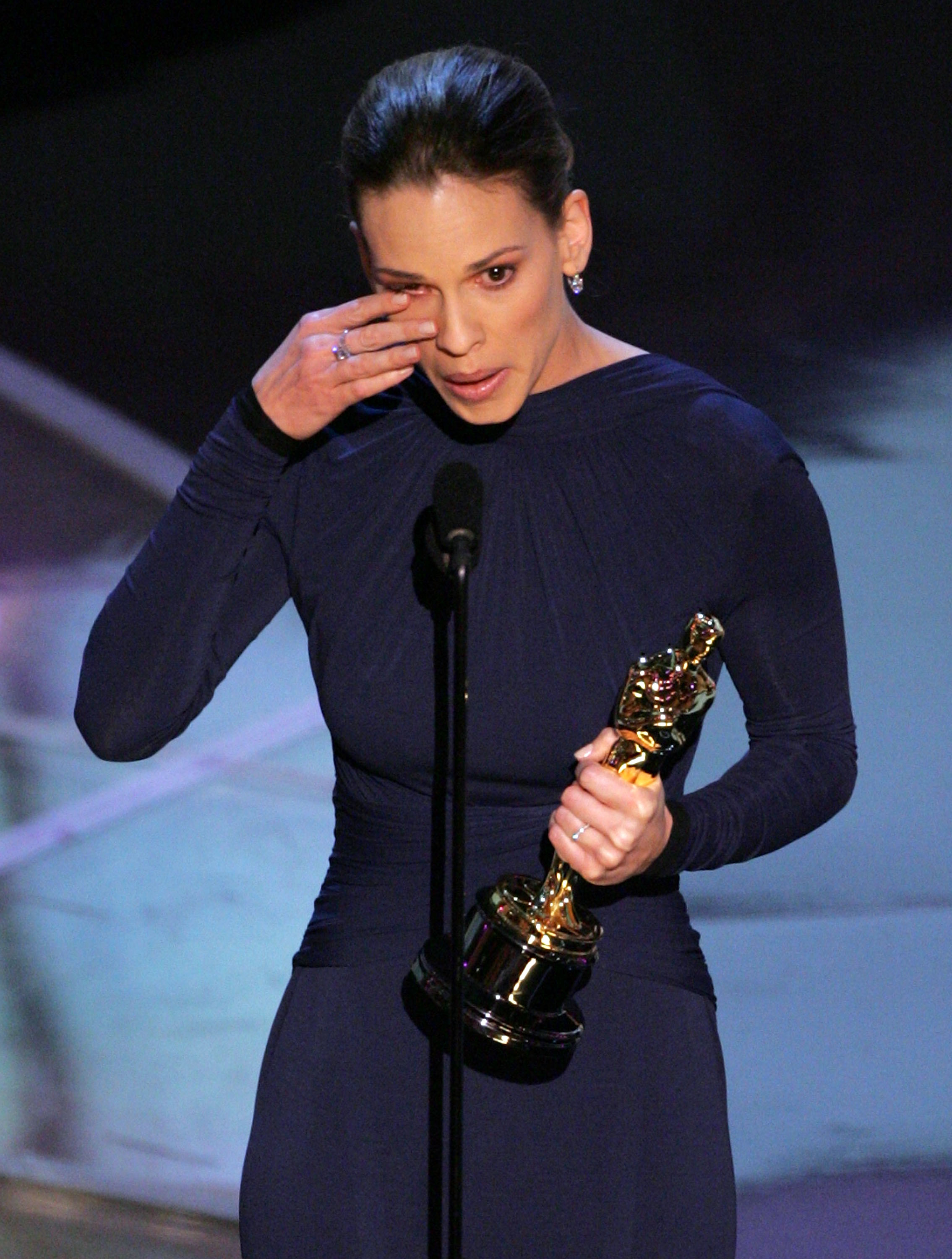 Hilary Swank recevant son prix lors de la 77ème cérémonie des Oscars en 2005 à Hollywood | Source : Getty Images