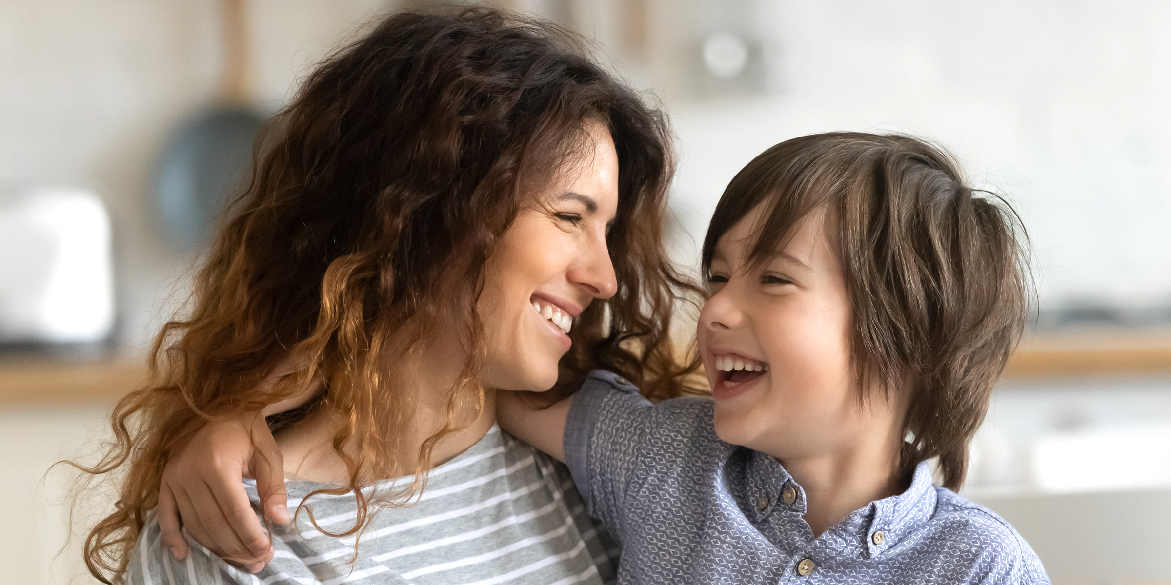 Une femme et un enfant souriants | Source : Shutterstock