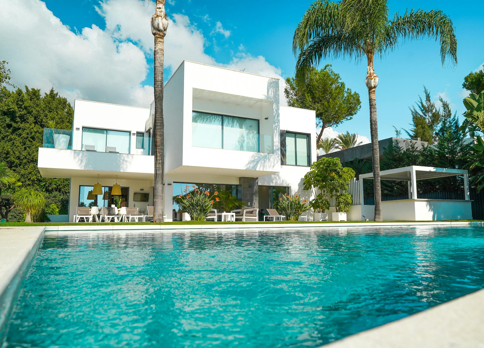 Une villa moderne avec une piscine et un jardin ensoleillé | Source : Pexels
