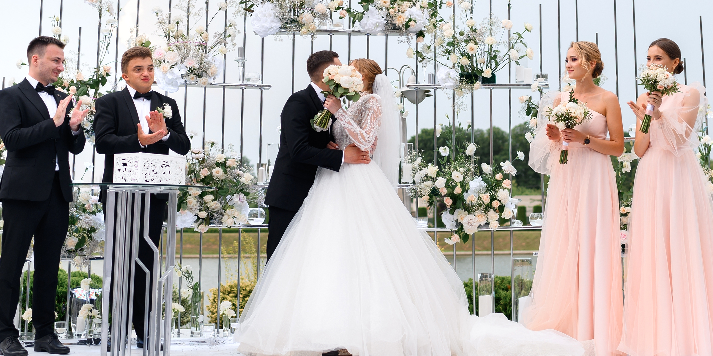 Une mariée et un marié qui s'embrassent | Source : Shutterstock