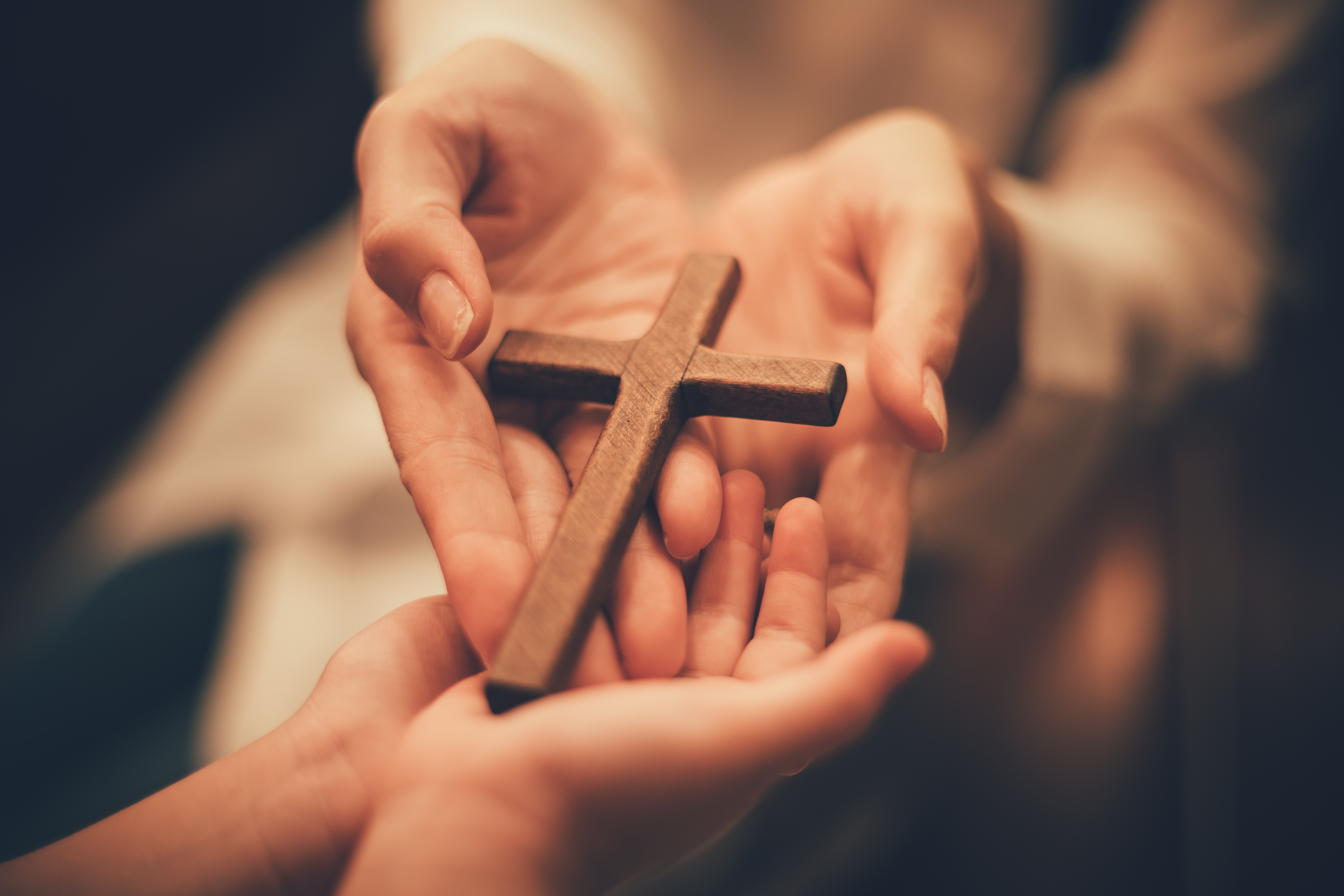 Personnes tenant une croix | Source : Shutterstock