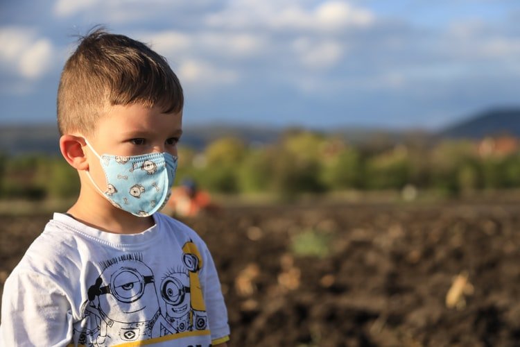 Un enfant portant un masque. | Photo : Getty Images
