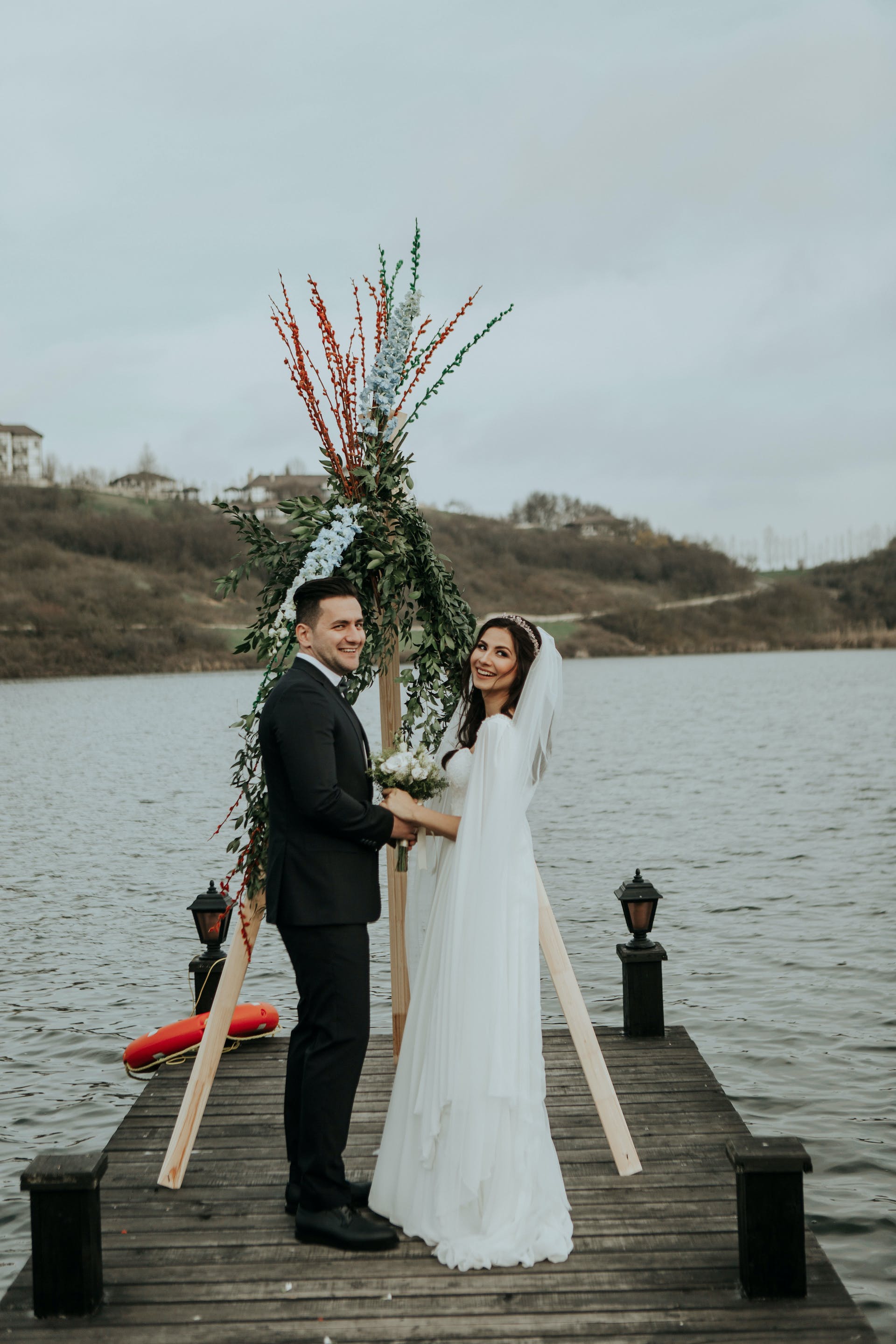 Une mariée et un marié debout sur une jetée | Source : Pexels