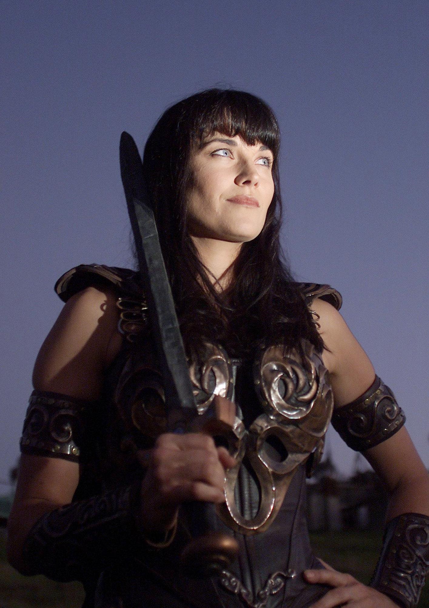 Lucy Lawless dans le rôle de Xena lors de la dernière nuit de tournage du dernier épisode de "Xena, la guerrière" le 30 mars 2001 | Source : Getty Images