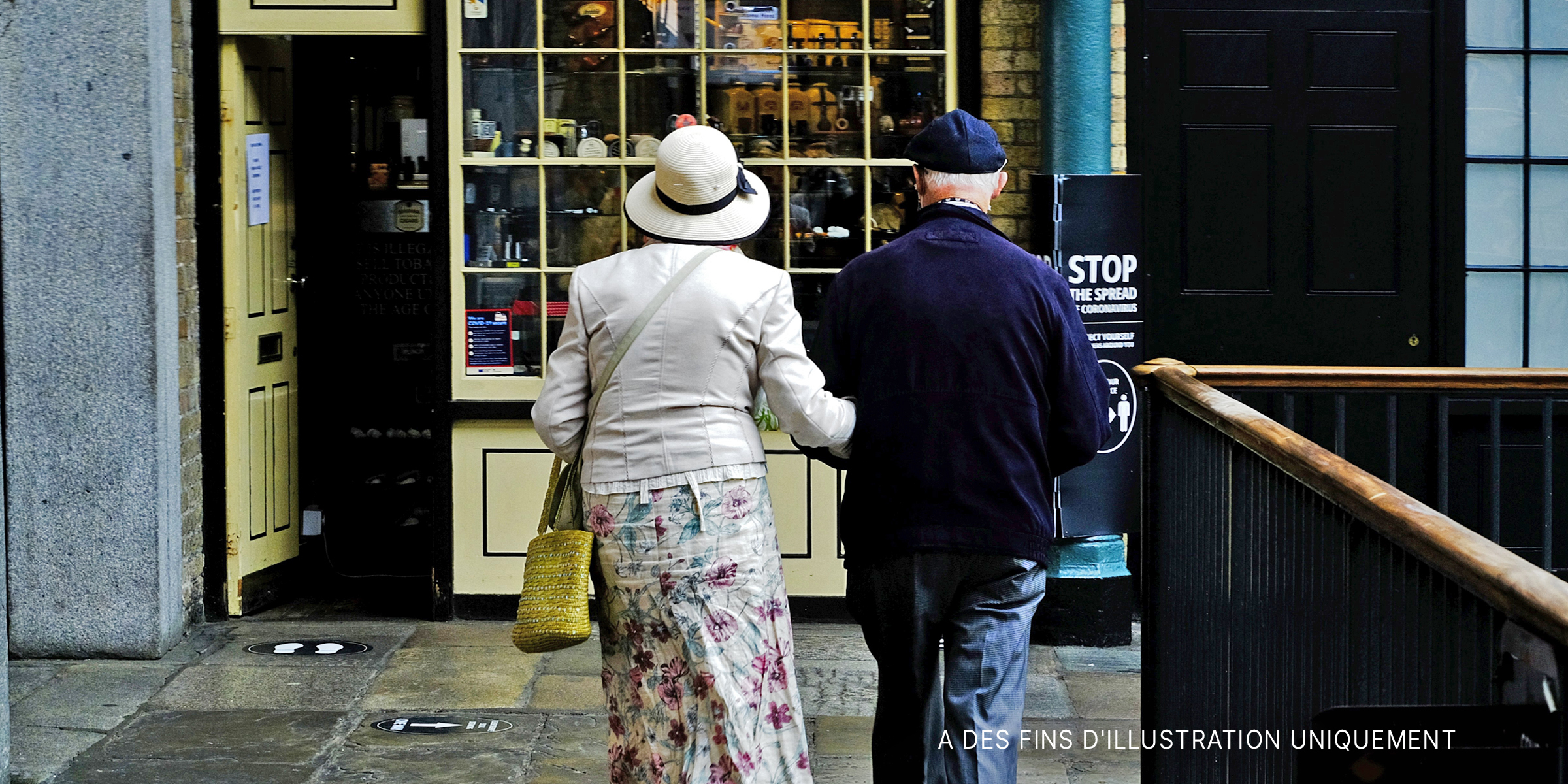 Un couple de personnes âgées se rendant au magasin | Source : Flickr / garryknight (CC BY 2.0)