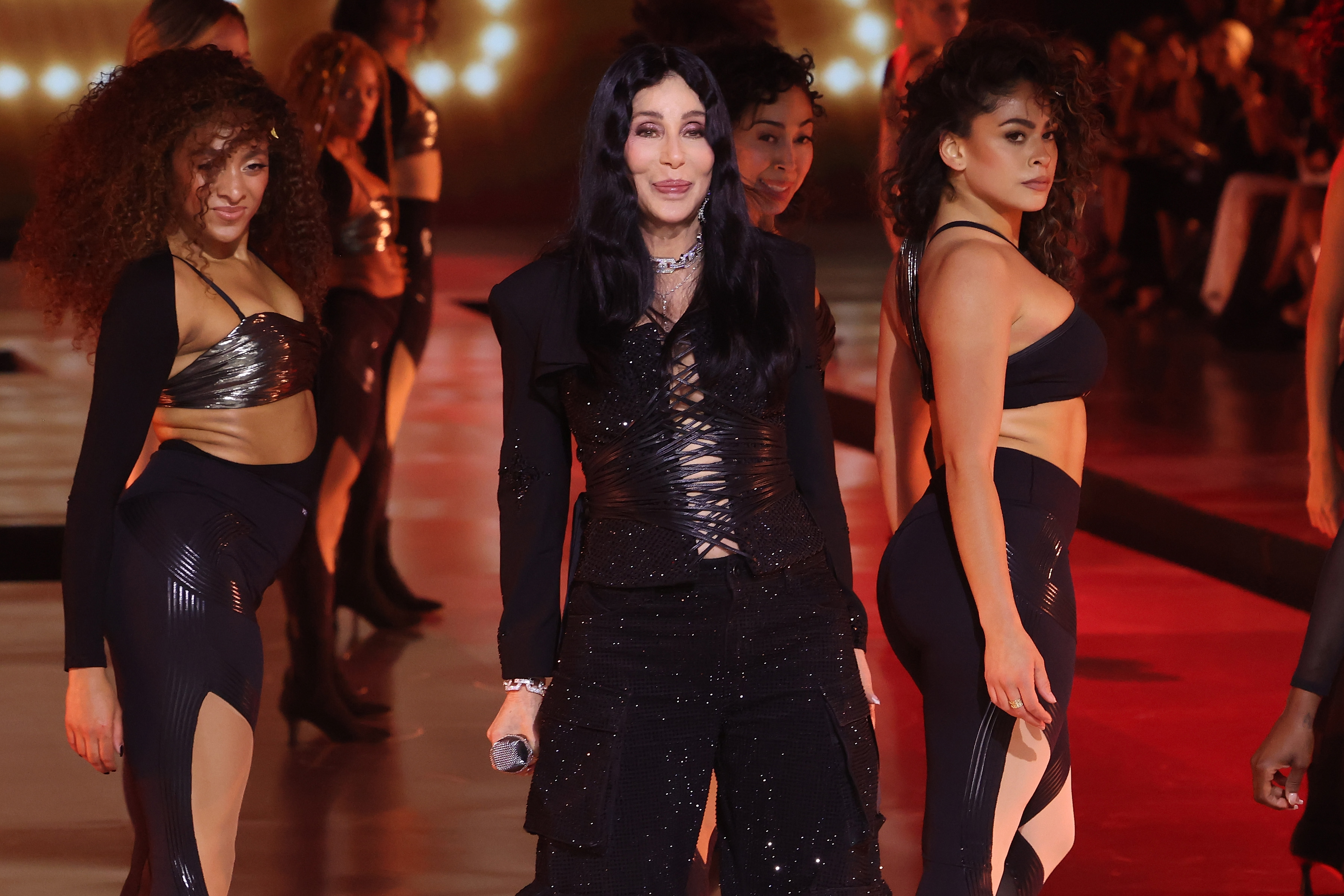 Cher se produit lors du défilé de mode du Victoria's Secret 2024 à Duggal Greenhouse | Source : Getty Images