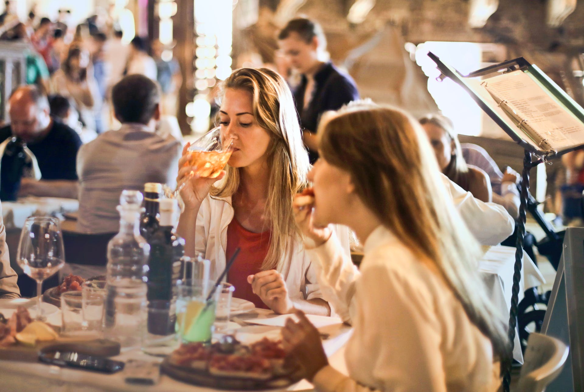 Femmes mangeant de la nourriture dans un restaurant | Source : Pexels