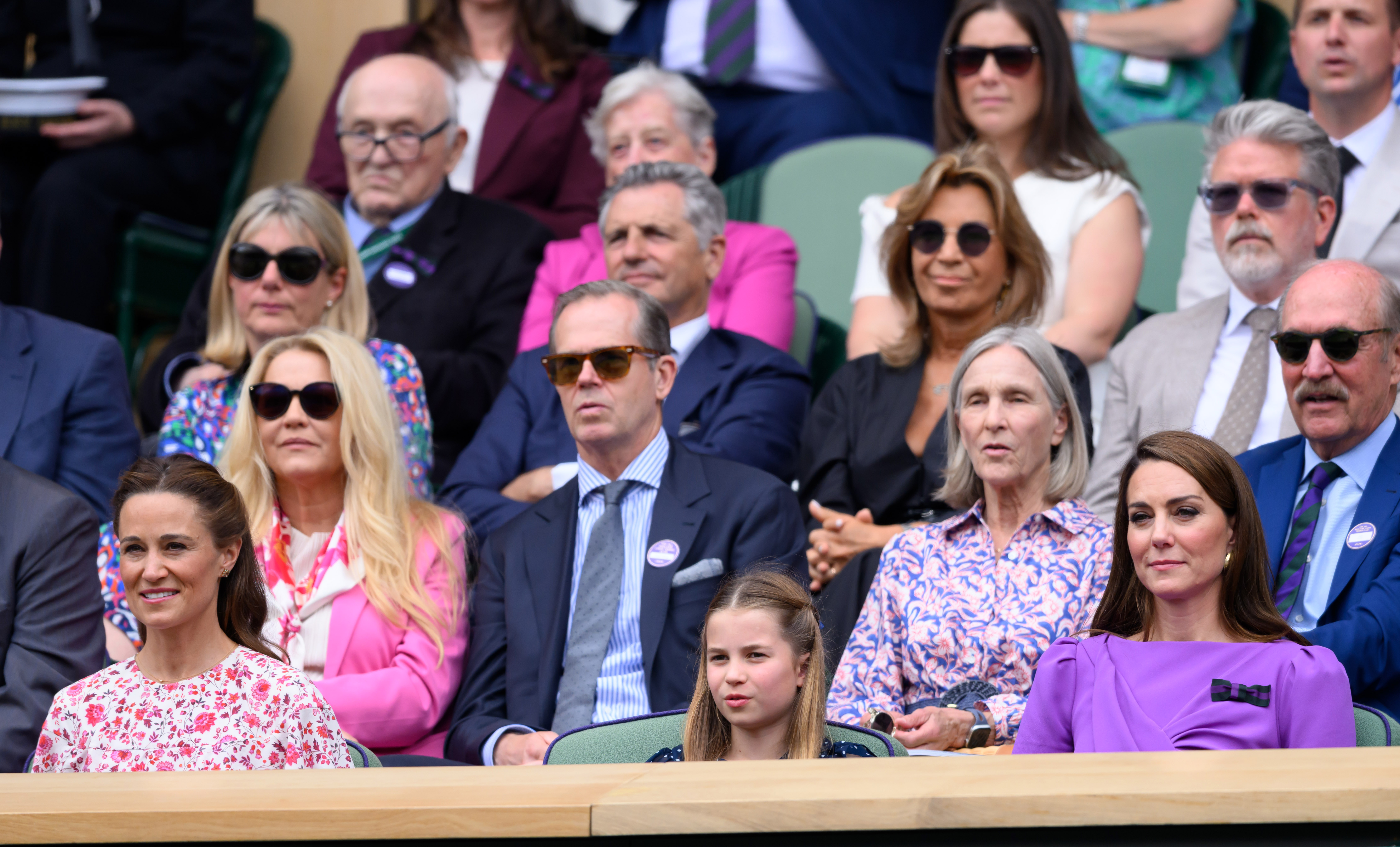 Pippa Middleton, la princesse Charlotte et Kate Middleton au bord du court central pendant les championnats de tennis de Wimbledon, le 14 juillet 2024, à Londres, en Angleterre. | Source : Getty Images