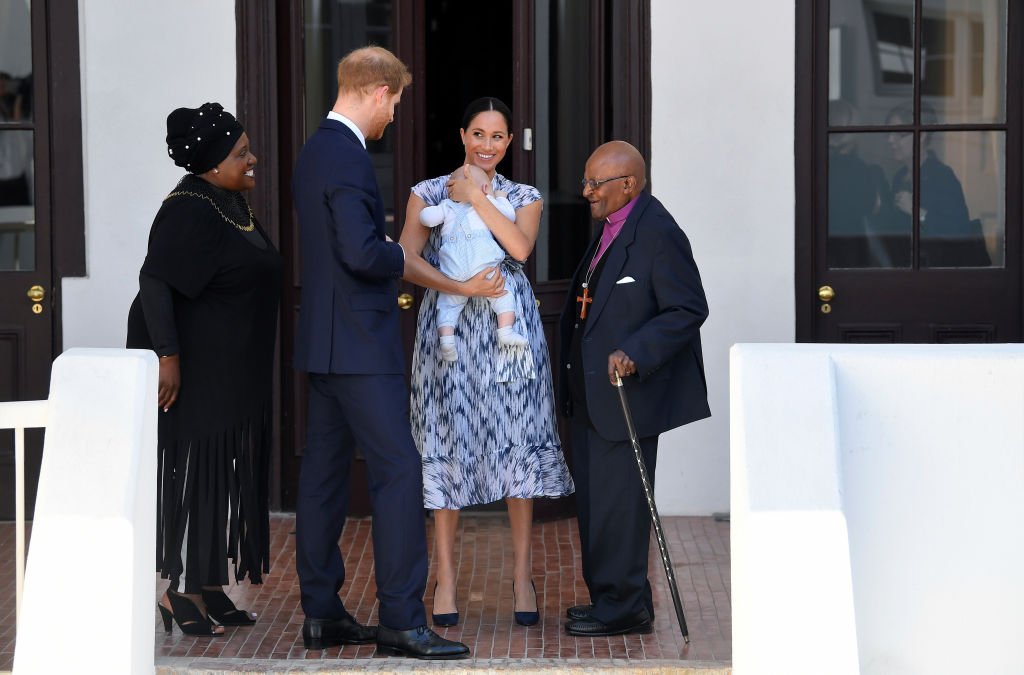 Le prince Harry, Meghan et Archie rencontrent l'archevêque Desmond Tutu. | Source : Getty Images