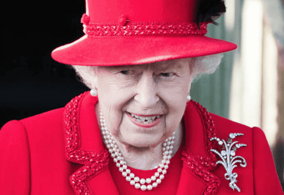 La reine Elizabeth sourit en quittant le service de l'église du jour de Noël à l'église de St Mary Magdalene sur le domaine de Sandringham, le 25 décembre 2019, à King's Lynn, Royaume-Uni. | Photo : Getty Images