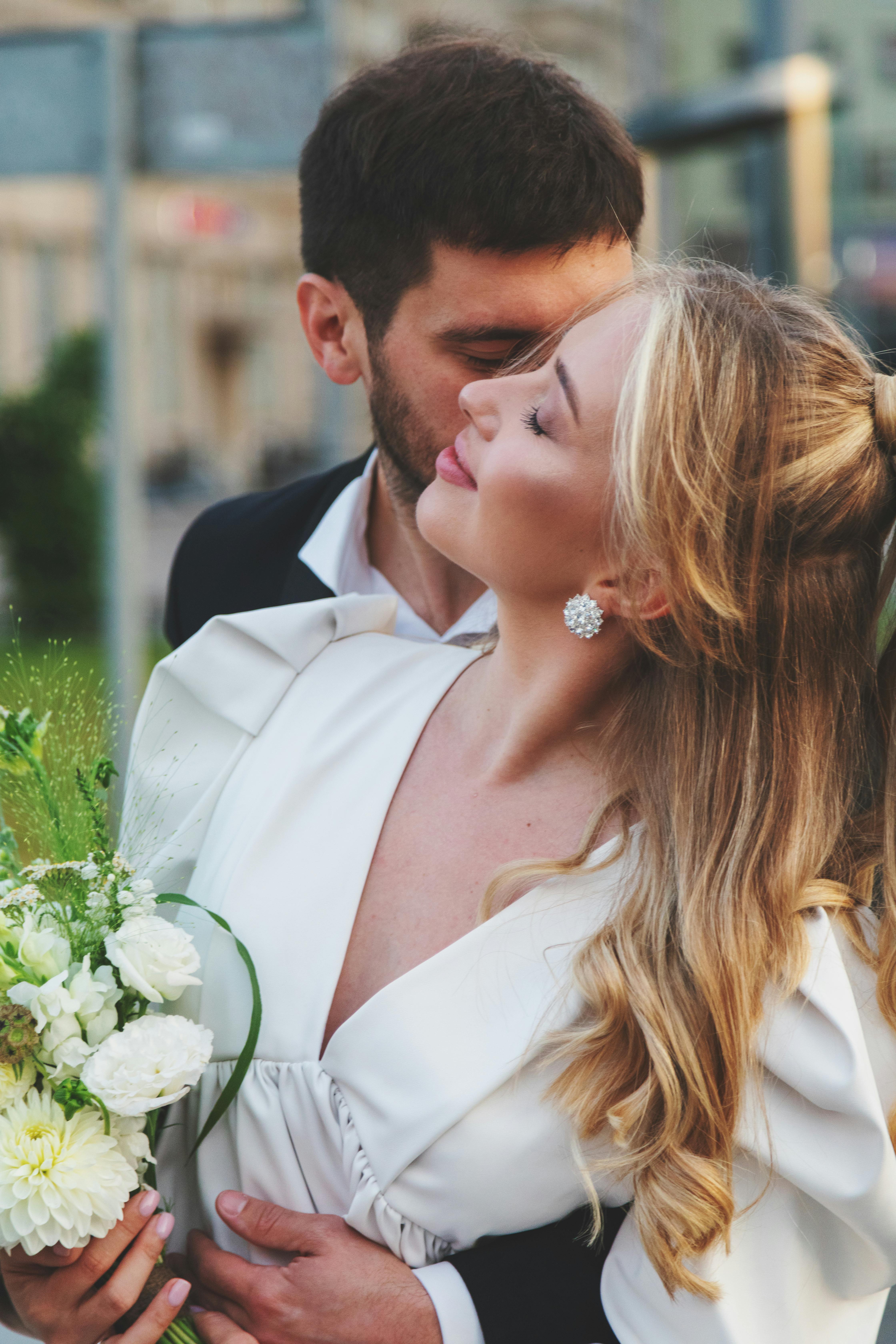 Un couple s'embrassant le jour de son mariage | Source : Pexels