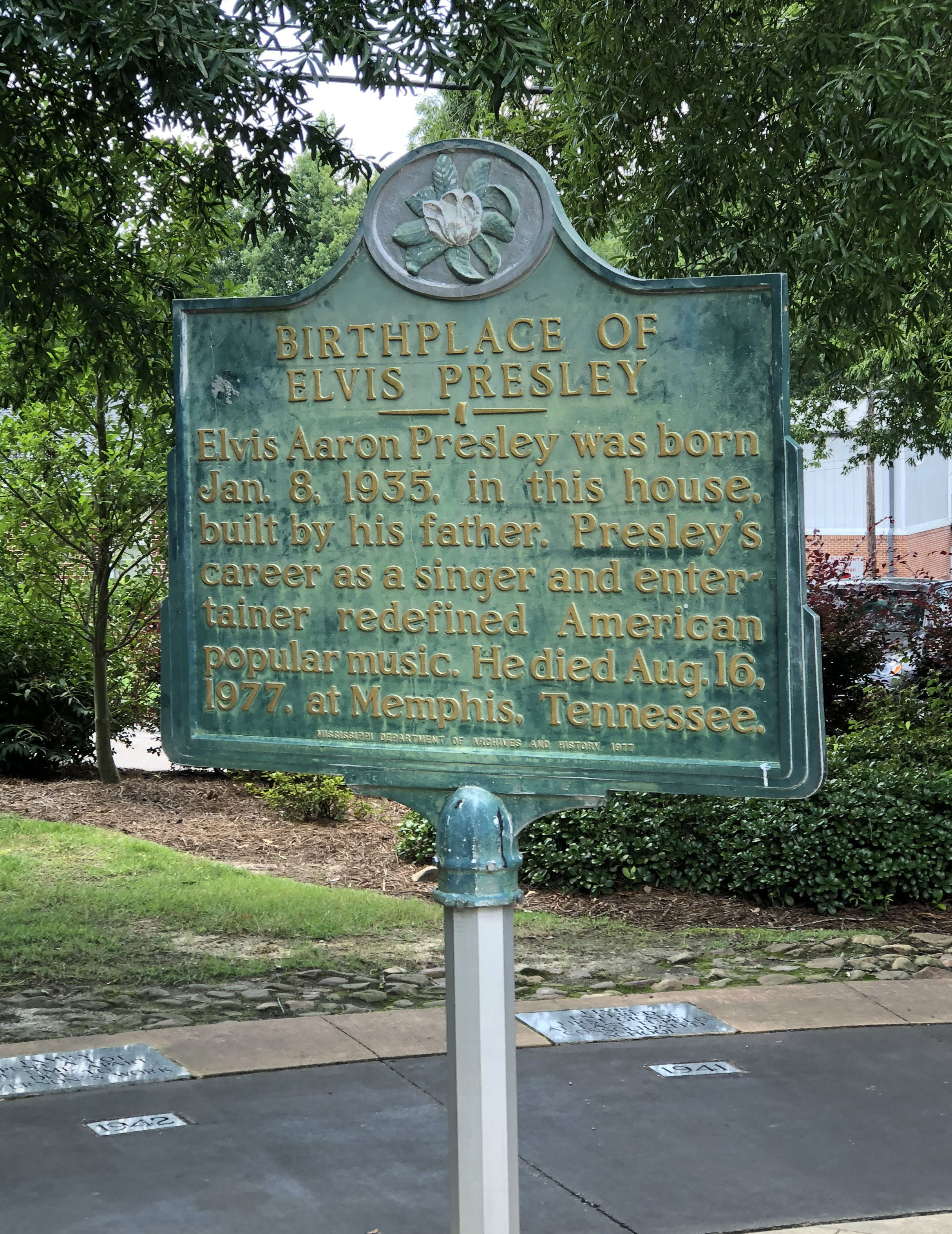 Un panneau de signalisation marquant le lieu de naissance d'Elvis Presley à Tupelo, dans le Mississippi, le 13 juillet 2018 | Source : Getty Images