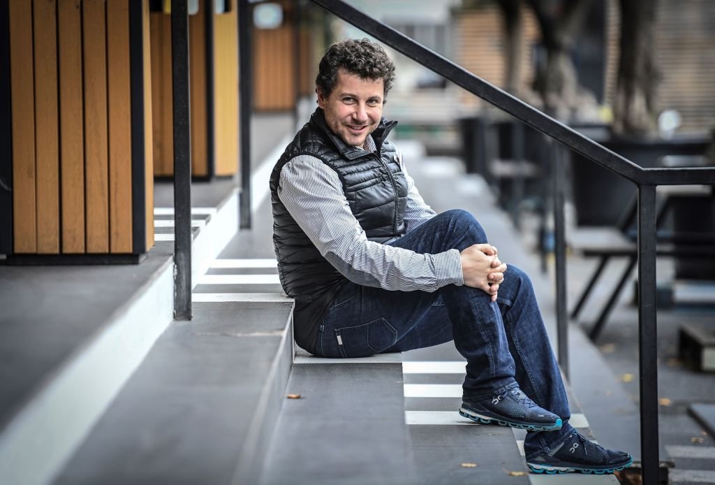 L'administrateur des 'Restos du Cœur' Romain Colucci, fils de Michel Colucci, dit Coluche, humoriste français et fondateur caritatif des 'Restos du Cœur', pose le 28 novembre 2019 à Paris. | Photo : Getty Images