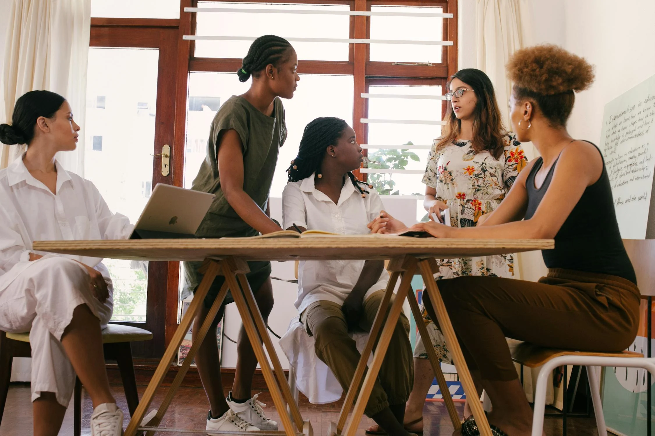 Femmes travaillant ensemble | Source : Pexels