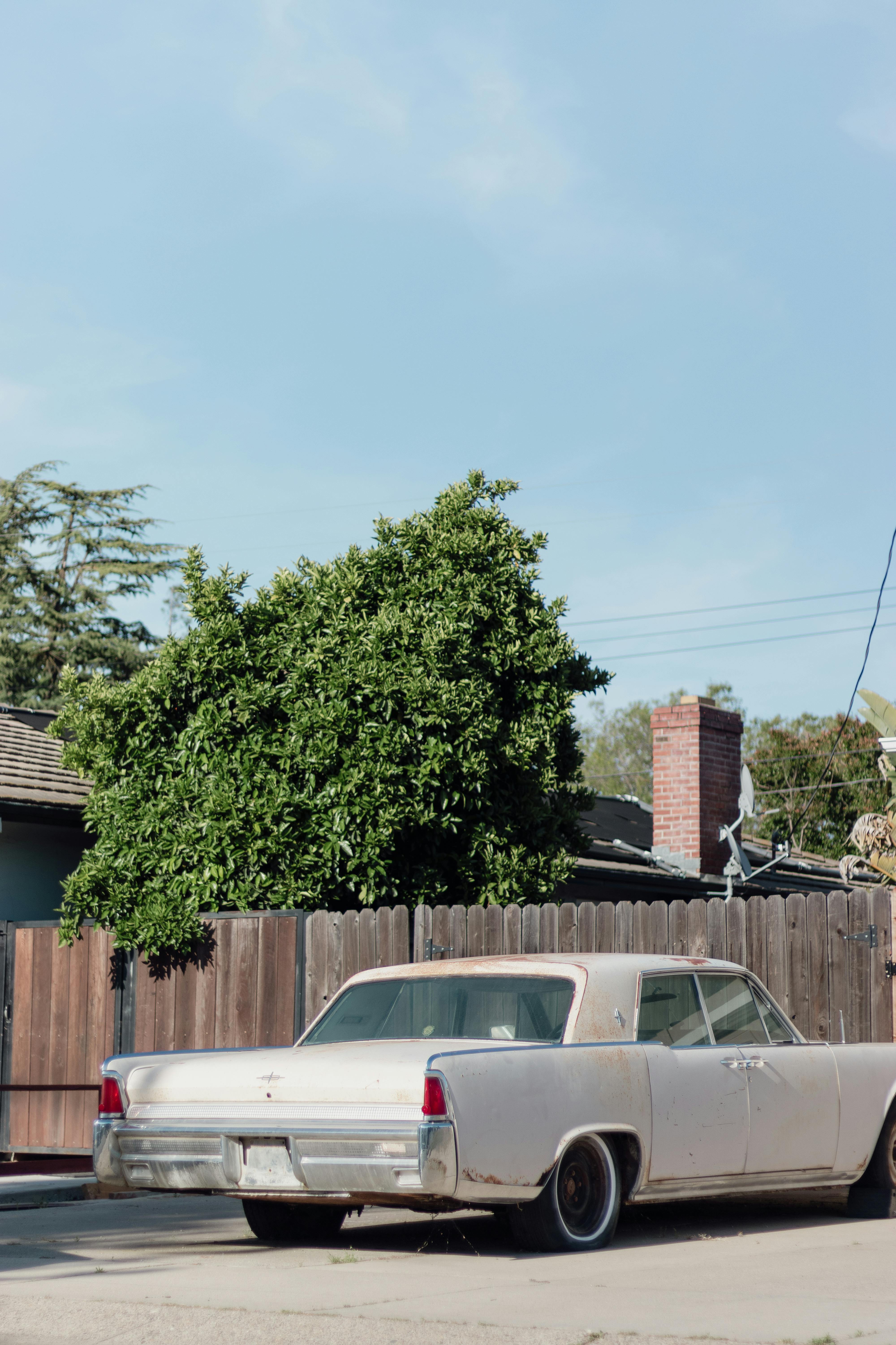 Une clôture en bois séparant deux maisons | Source : Pexels