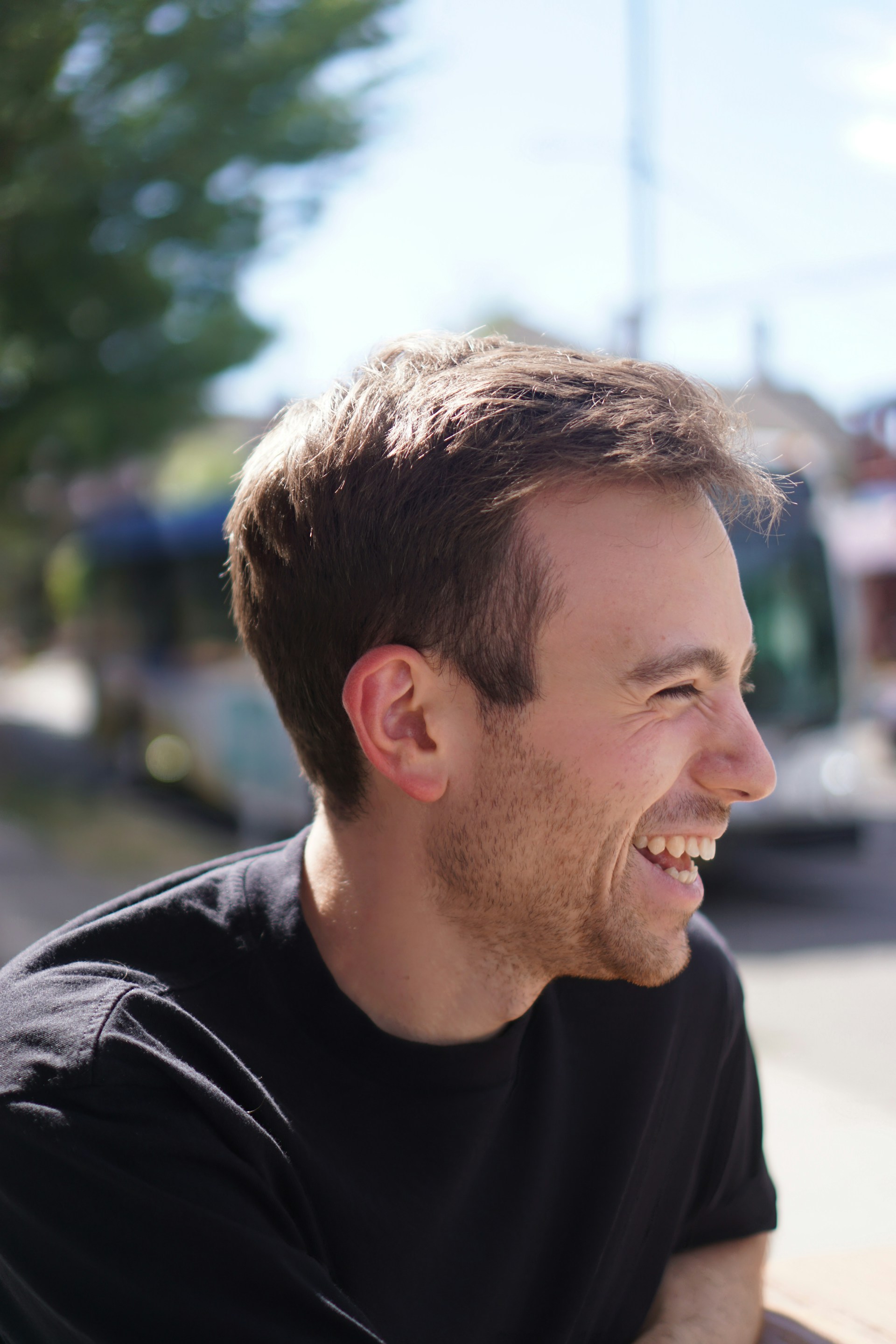 Un homme souriant | Source : Unsplash