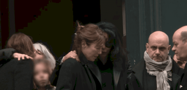Jane Birkin à l'enterrement de sa fille. l Source: YouTube/AFP
