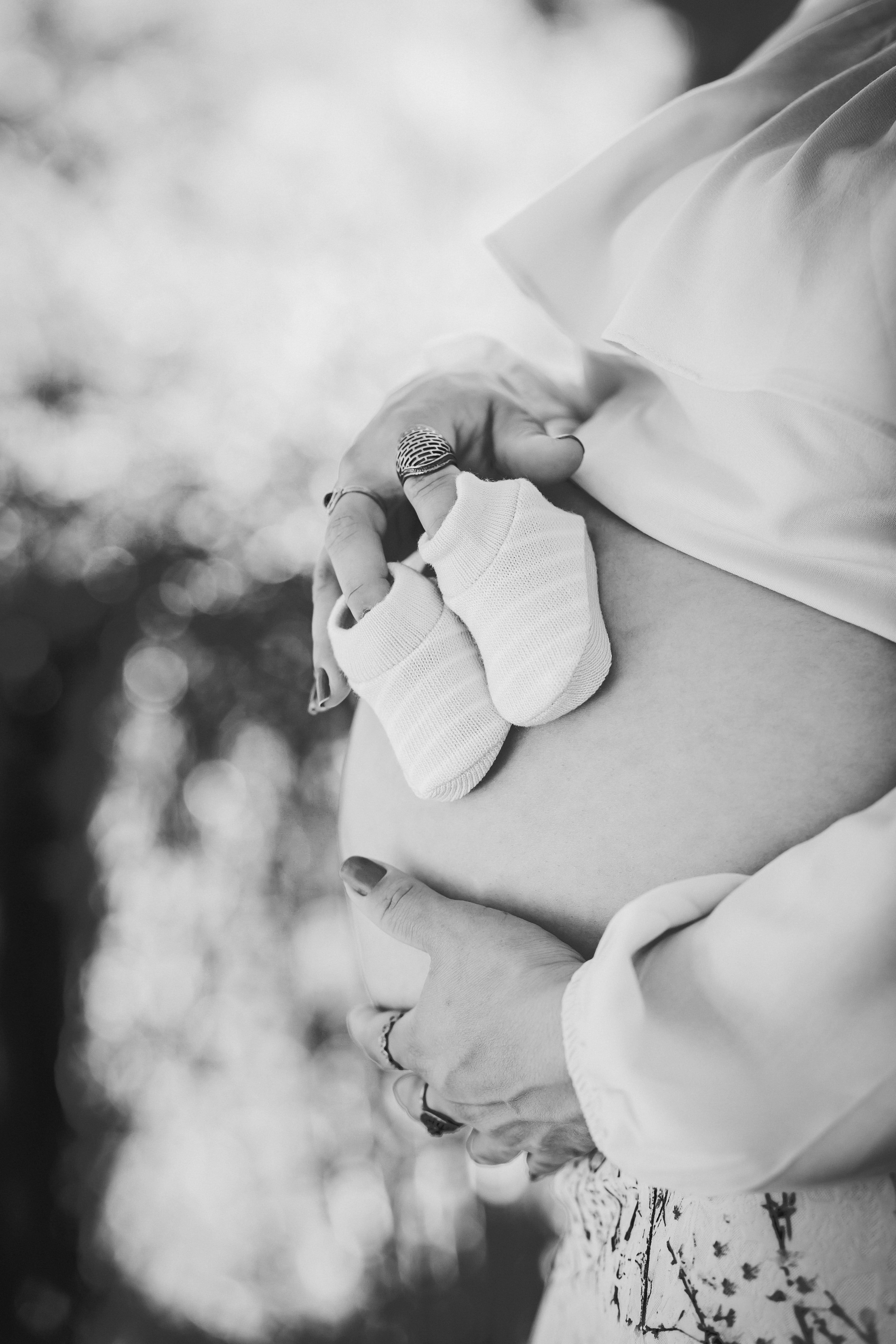 Photo en niveaux de gris d'un ventre de femme enceinte. | Source : Pexels
